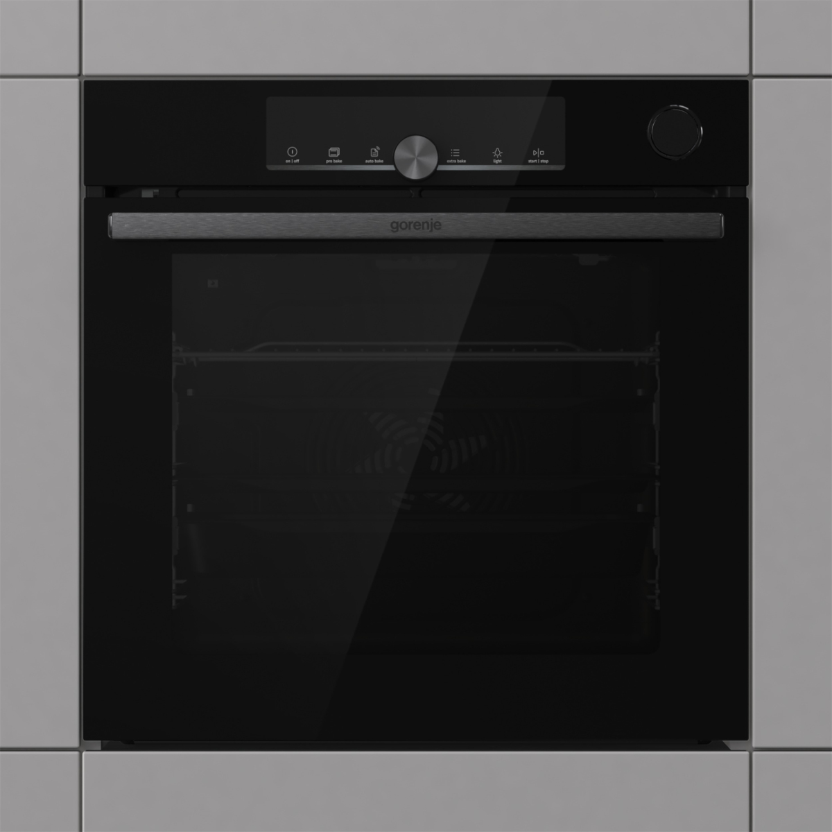 Ein moderner Einbaubackofen mit schwarzer Glasfront und digitalem Display.