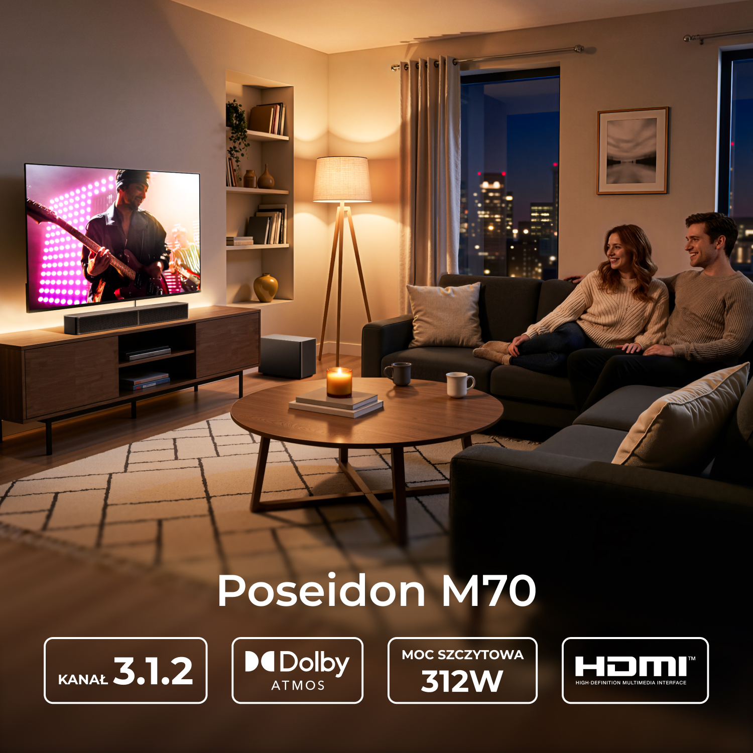 Para na kanapie ogląda TV. Soundbar, światła, widok miasta.