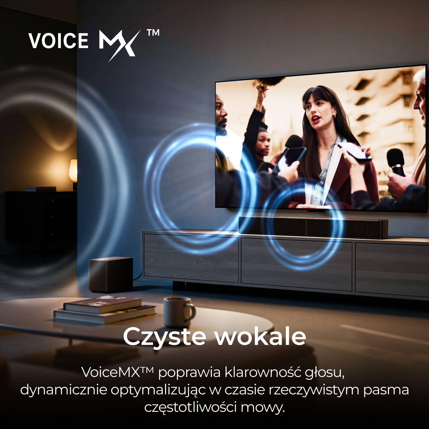 Kobieta mówi do mikrofonów, otoczona niebieskimi falami dźwięku.