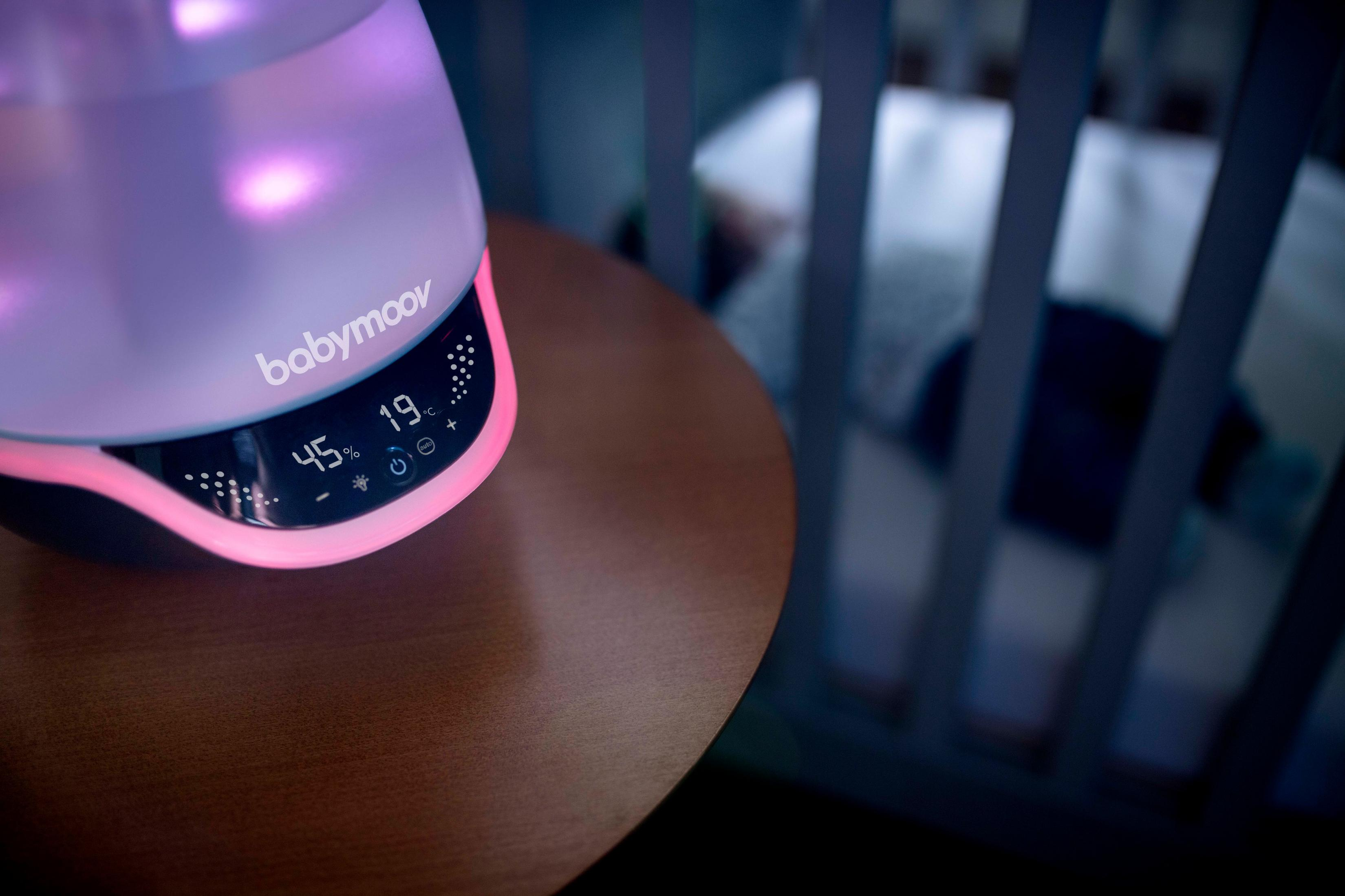 Babymoov-Luftbefeuchter mit pinker Beleuchtung zeigt 45% Luftfeuchtigkeit und 19°C.