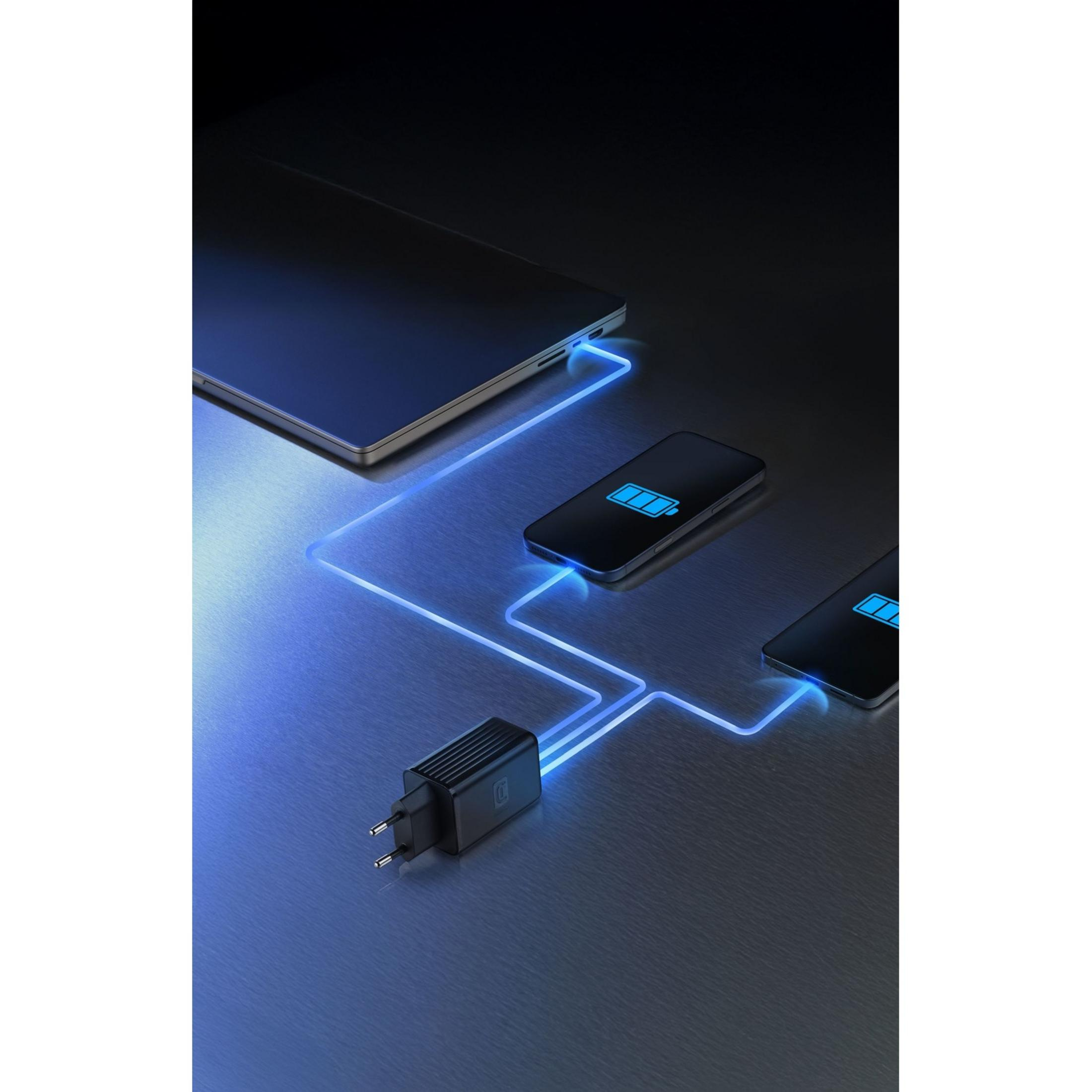 Ein schwarzer Netzstecker lädt zwei Smartphones und ein Tablet über blaue Kabel.