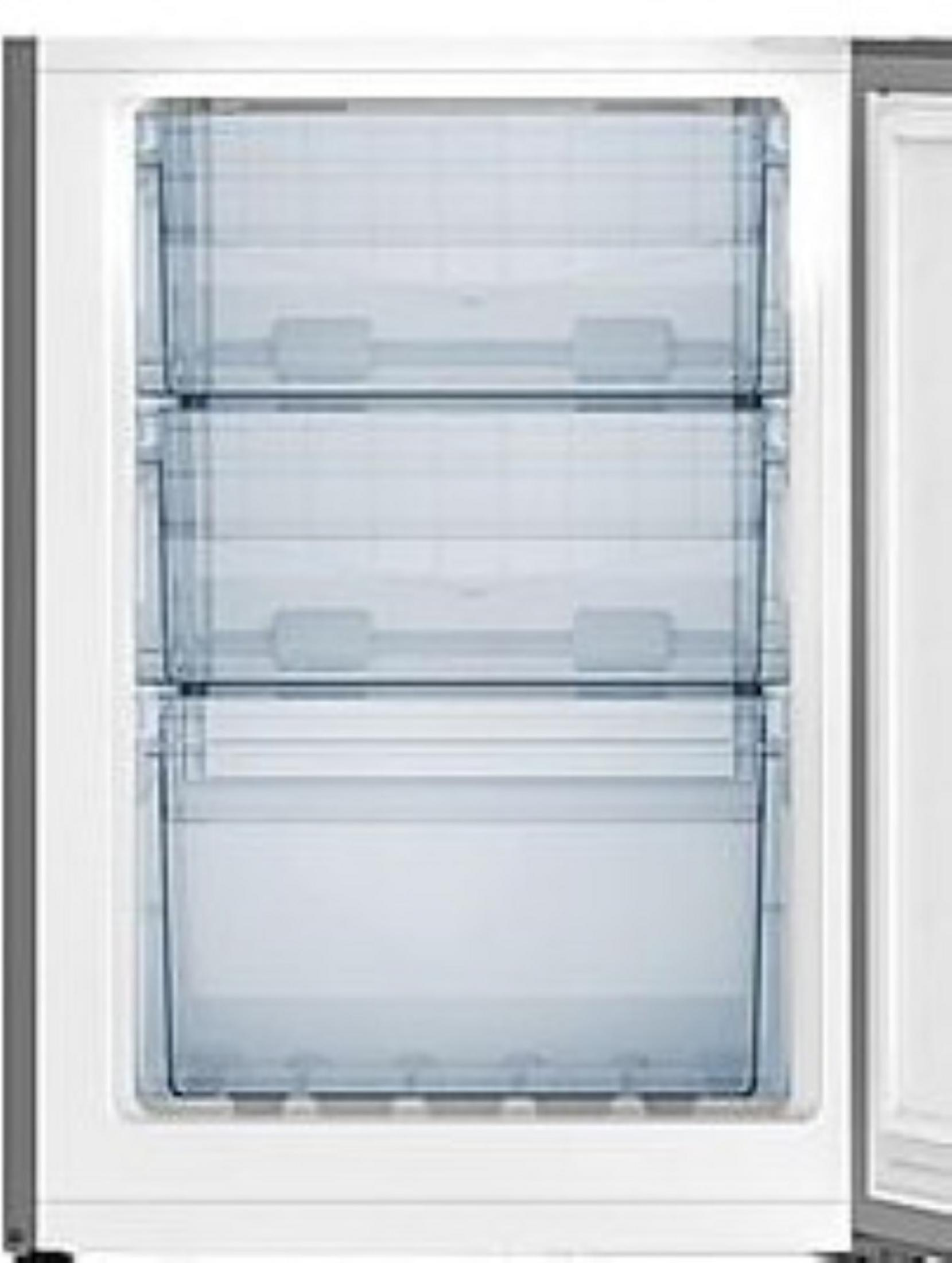 Ein offener Kühlschrank mit drei durchsichtigen Schubladen. Weiße Außenwände.