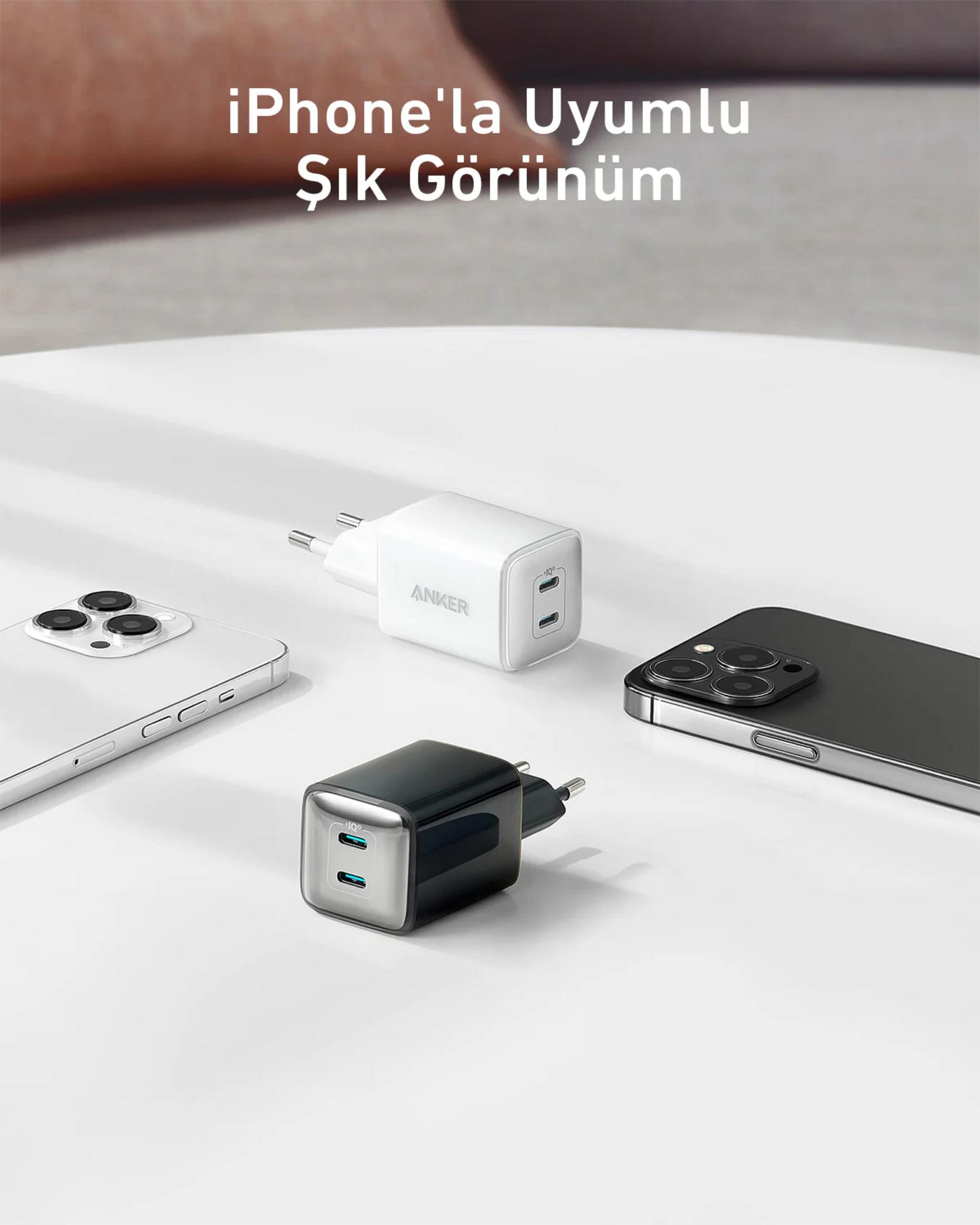 Zwei Anker-Ladegeräte und zwei iPhones auf weißem Hintergrund.