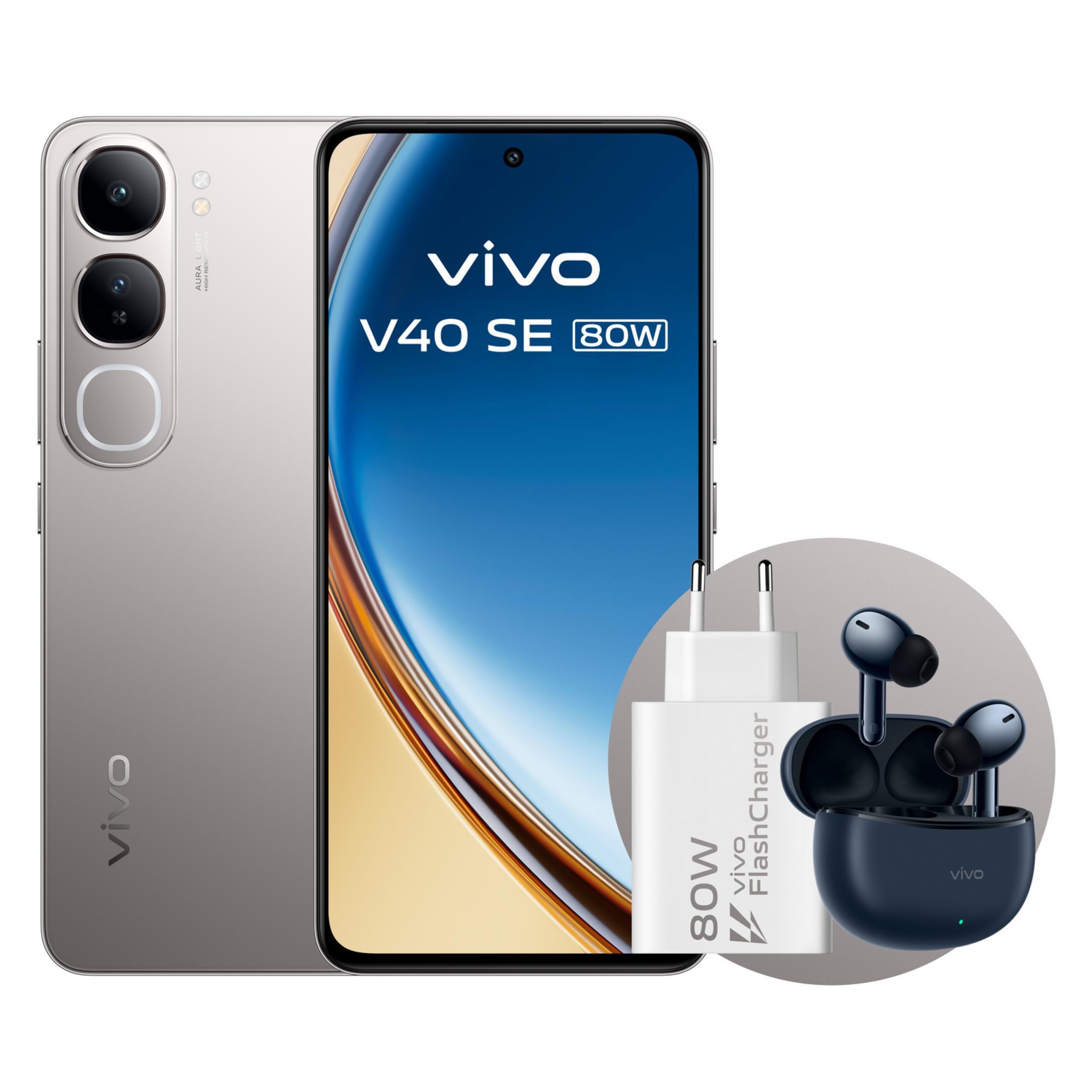 Smartphone Vivo V40 SE argento con caricatore da 80W e auricolari blu.