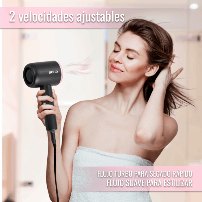 Mujer sosteniendo un secador de pelo negro, con el pelo al viento.