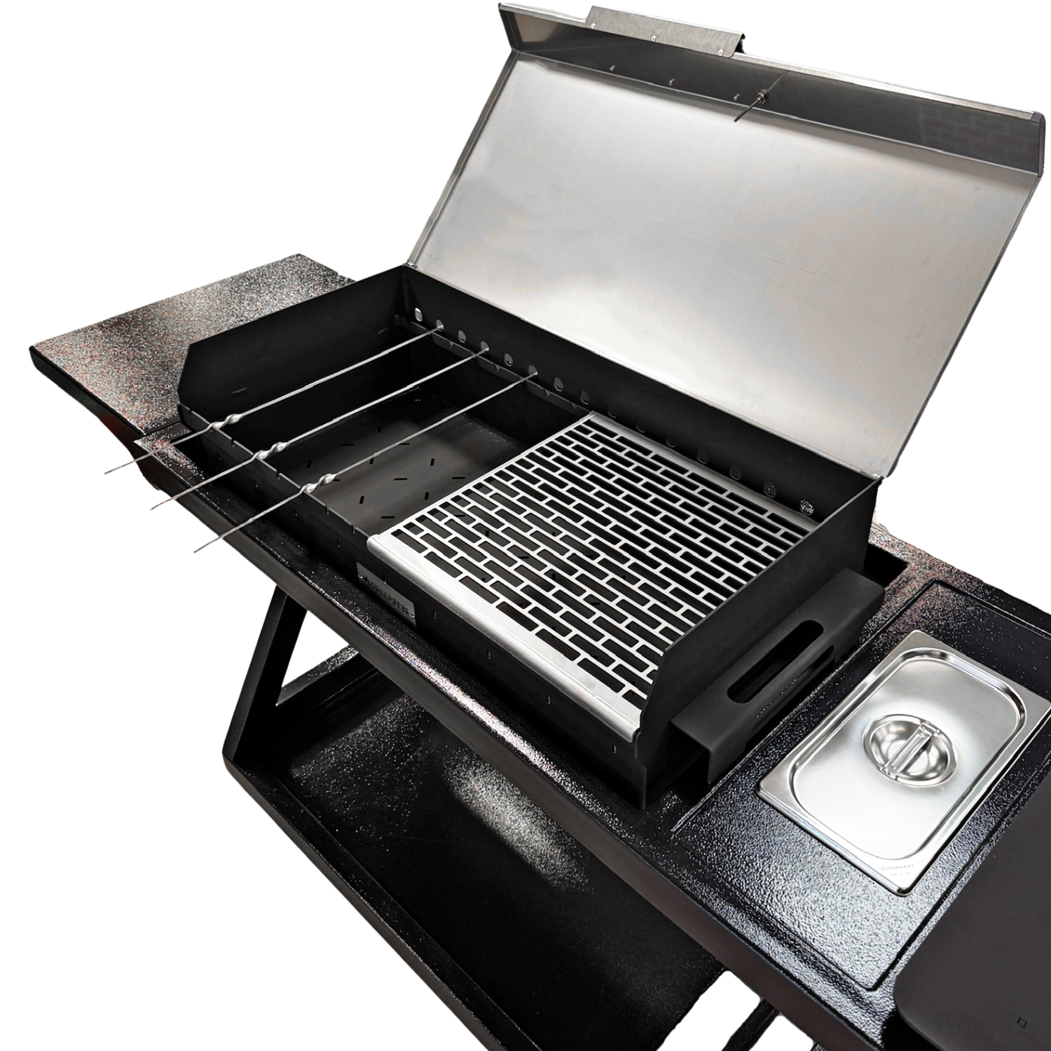 Ein schwarzer Grill mit offenem Edelstahl-Deckel, Grillstäben und einem Rost.