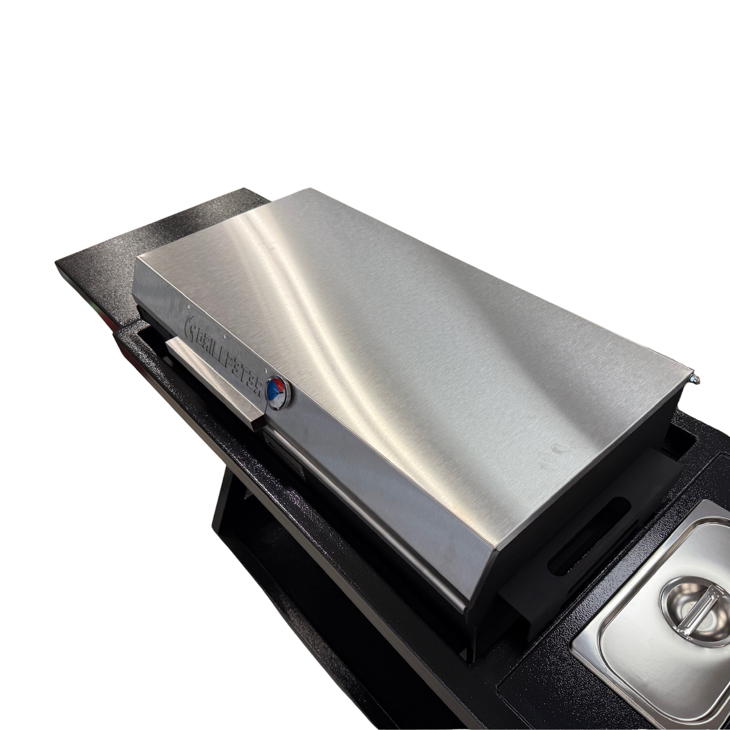 Ein silberner Grill mit schwarzem Gestell und einem Thermometer.