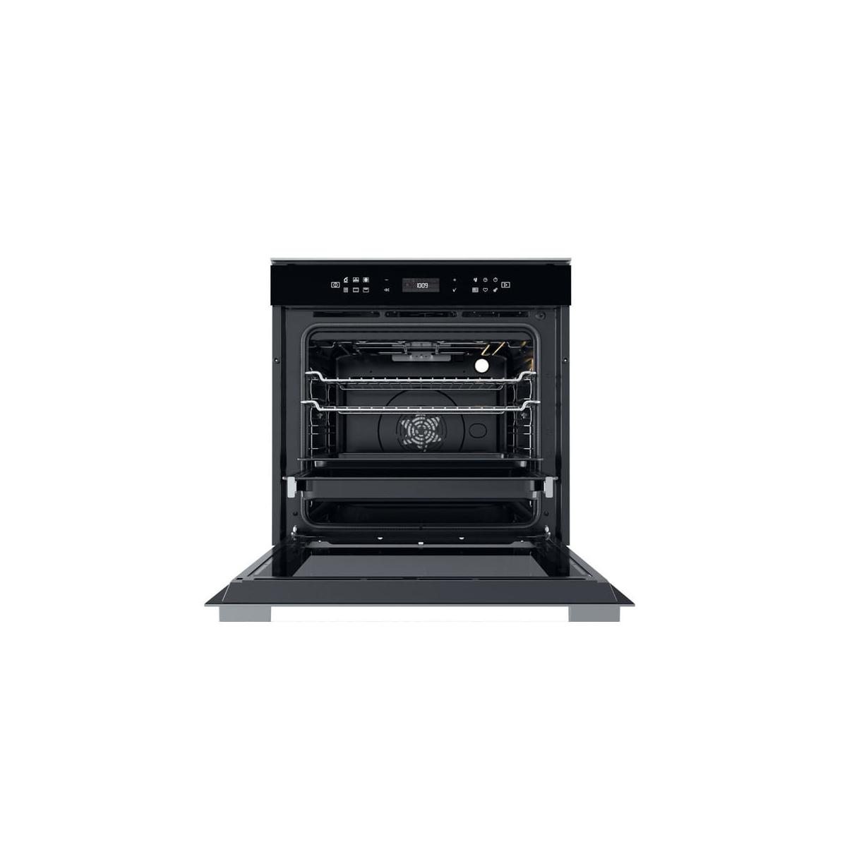 Un moderno forno nero con porta aperta, interno illuminato e griglie.