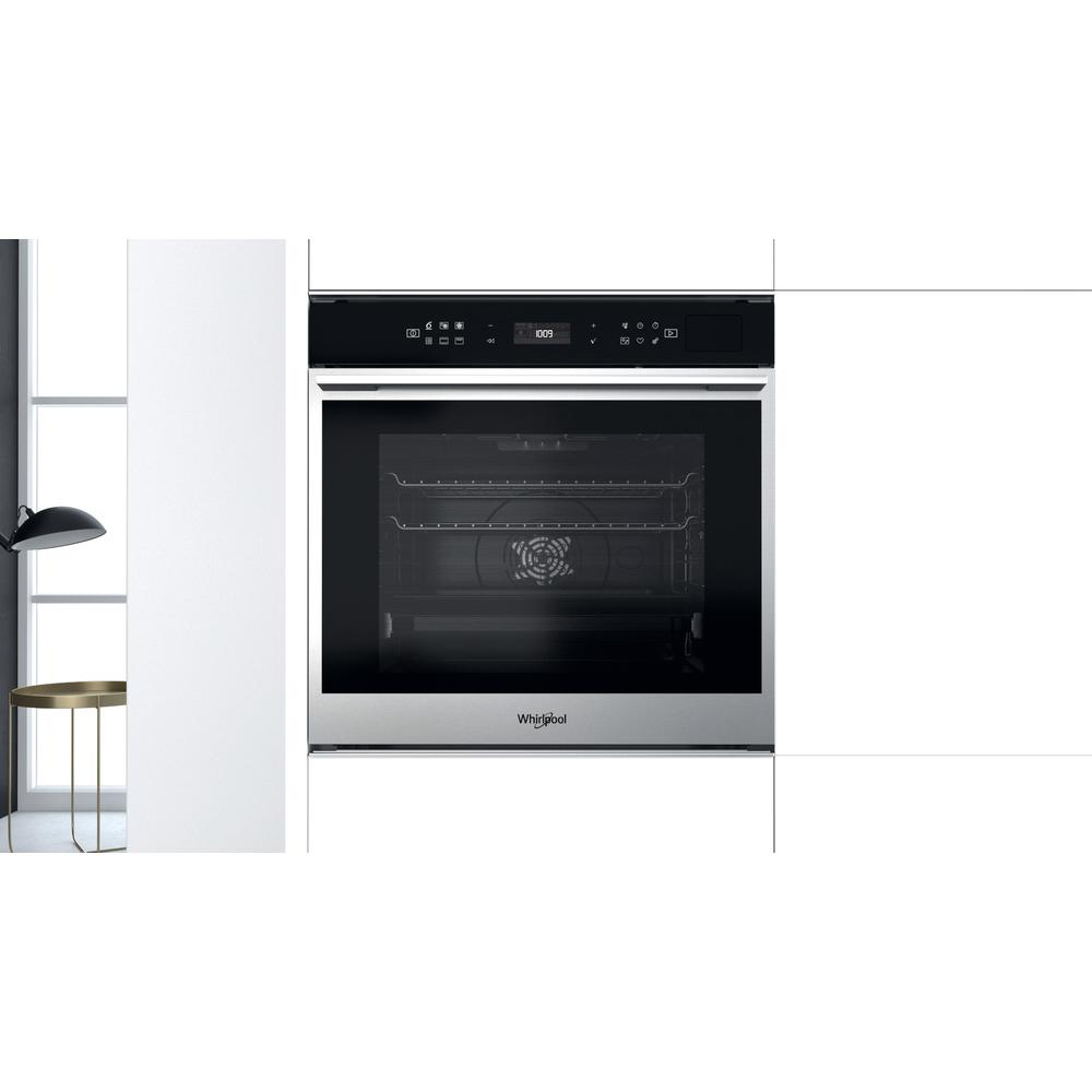 Forno da incasso moderno in acciaio inox con display digitale e finestra.
