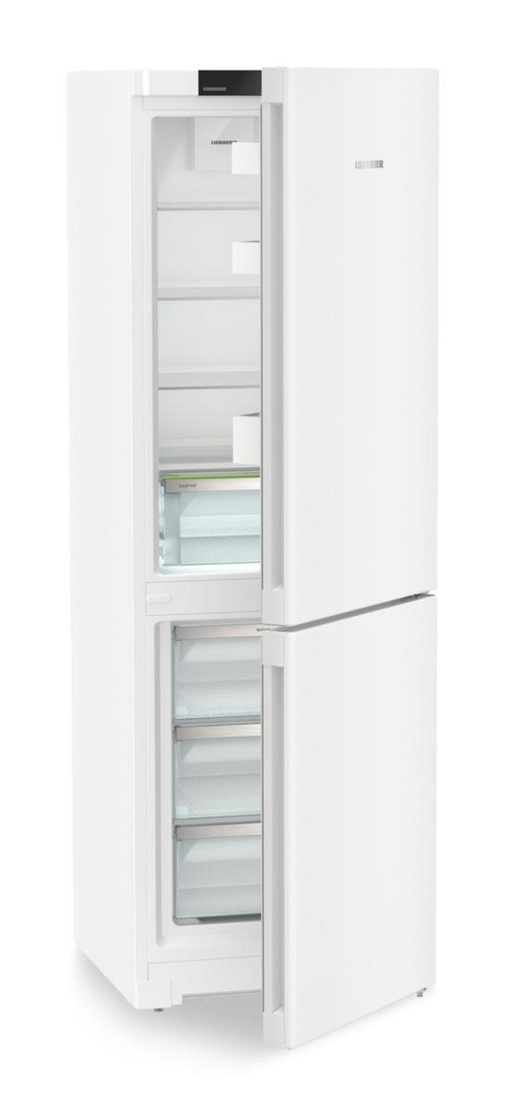 Un refrigerador Liebherr blanco con la puerta abierta.