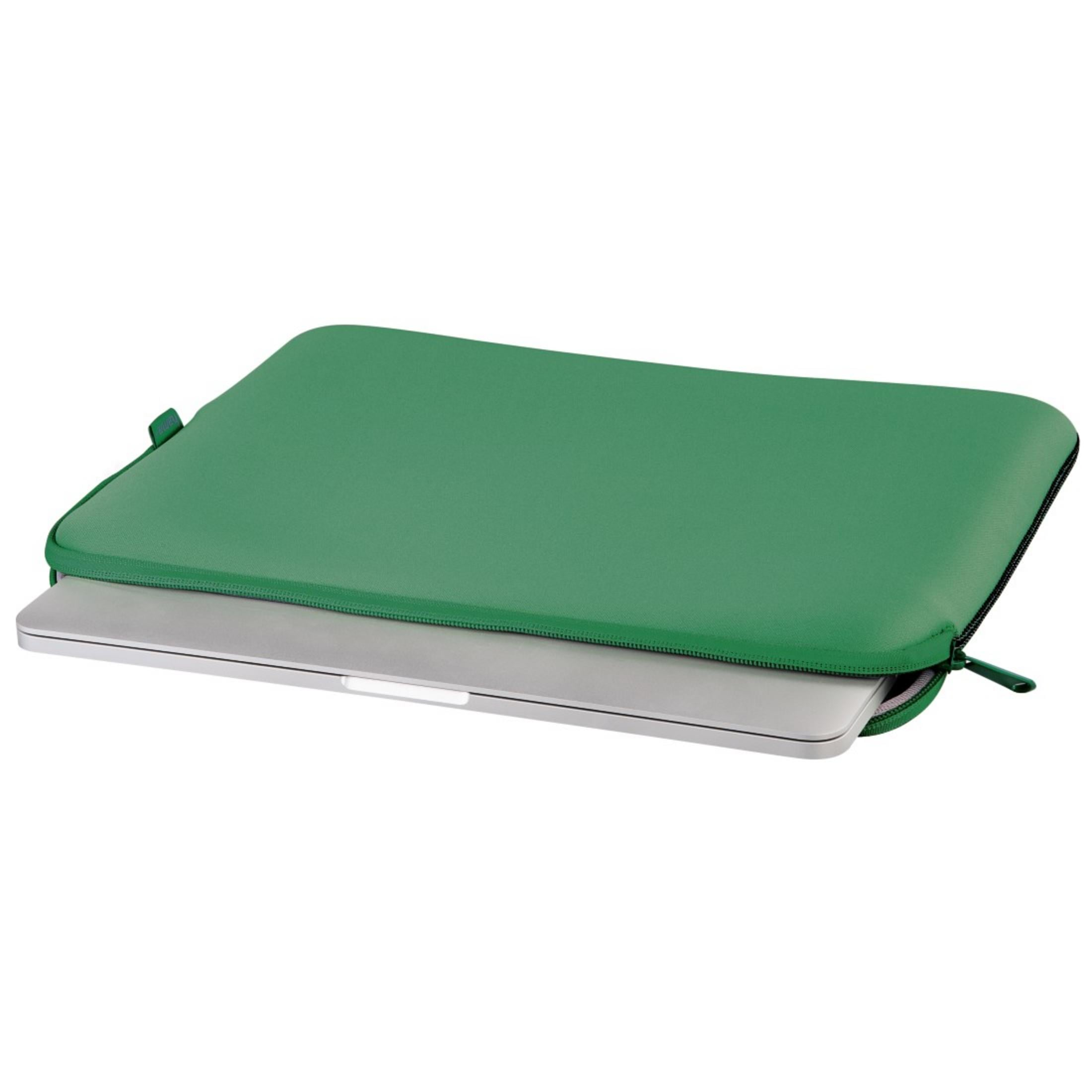 Una custodia verde per laptop con un laptop argentato parzialmente inserito.