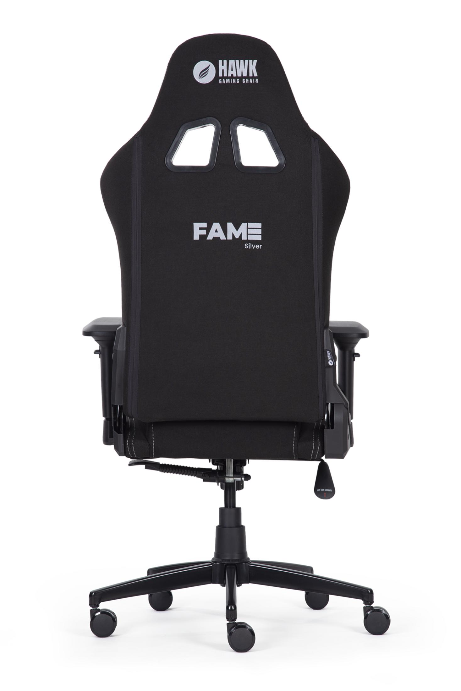 HAWK ve FAME logolu siyah oyuncu koltuğu, beyaz yazılar.