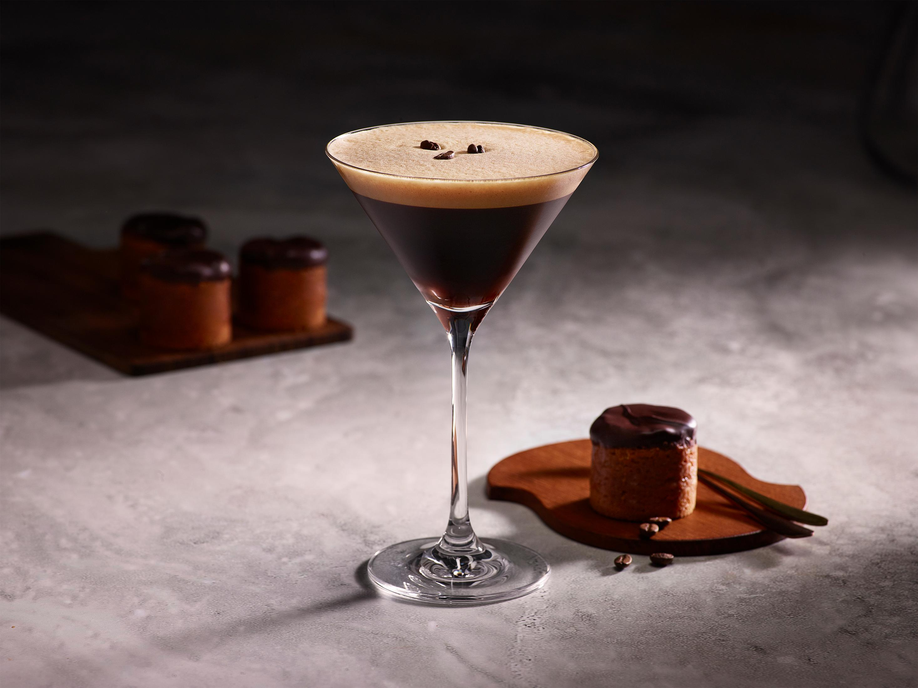Martini espresso con tre chicchi di caffè e due torte al cioccolato.