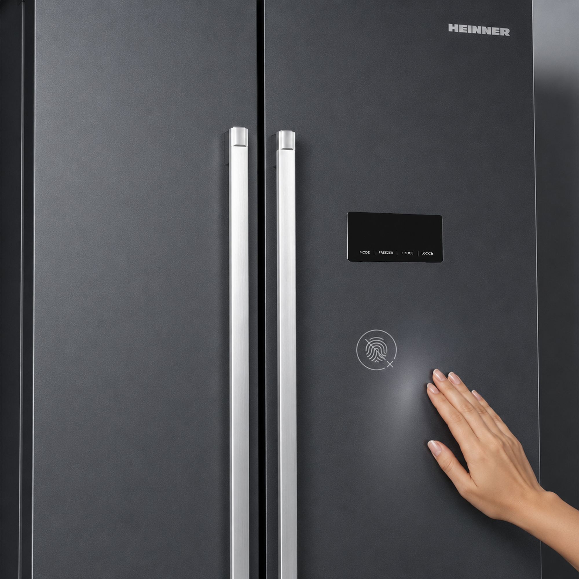 Eine Hand berührt einen dunklen Kühlschrank mit silbernen Griffen und einem Touchscreen.