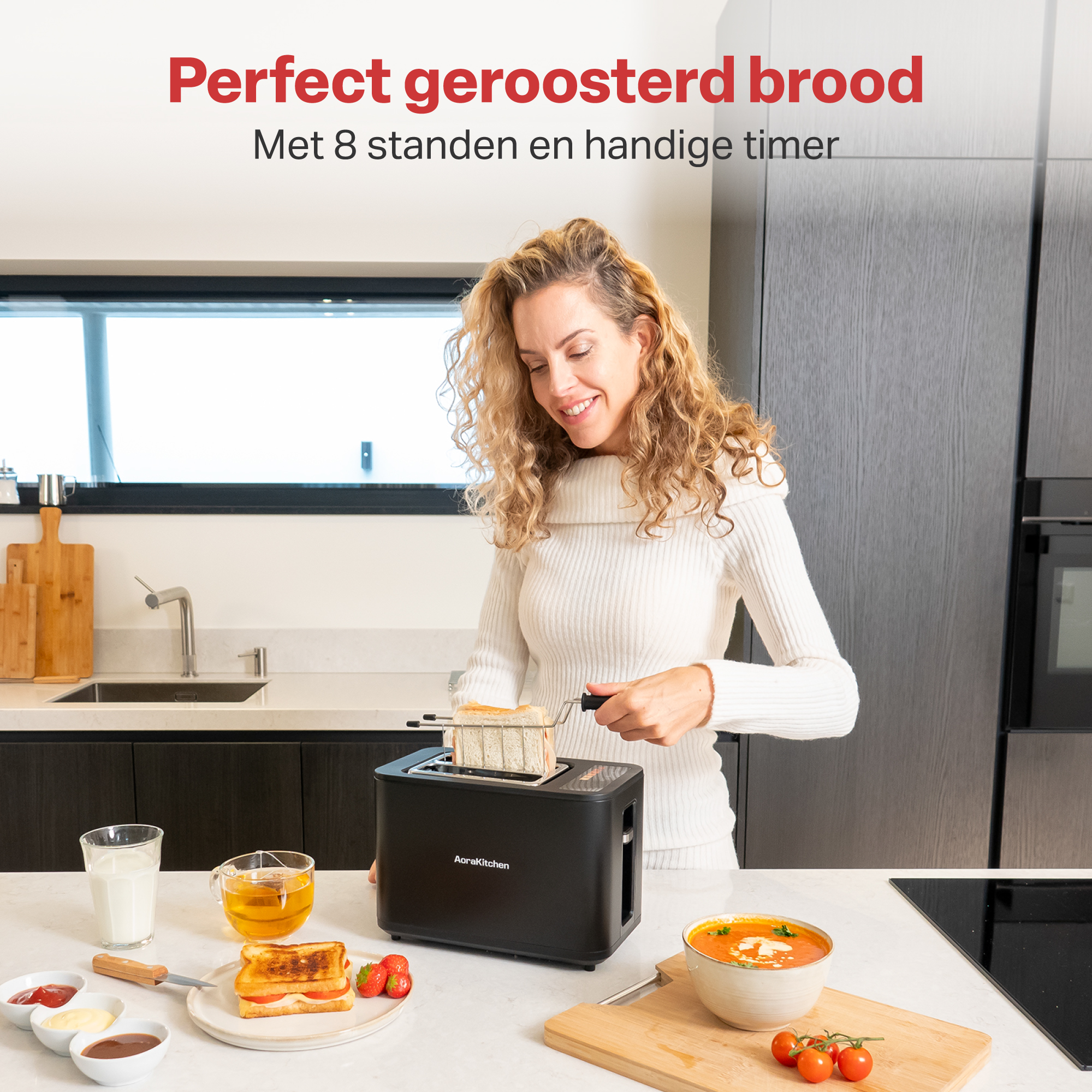 Een vrouw in een witte trui toast brood in een zwarte broodrooster. Ernaast liggen een sandwich, bijgerechten en soep.