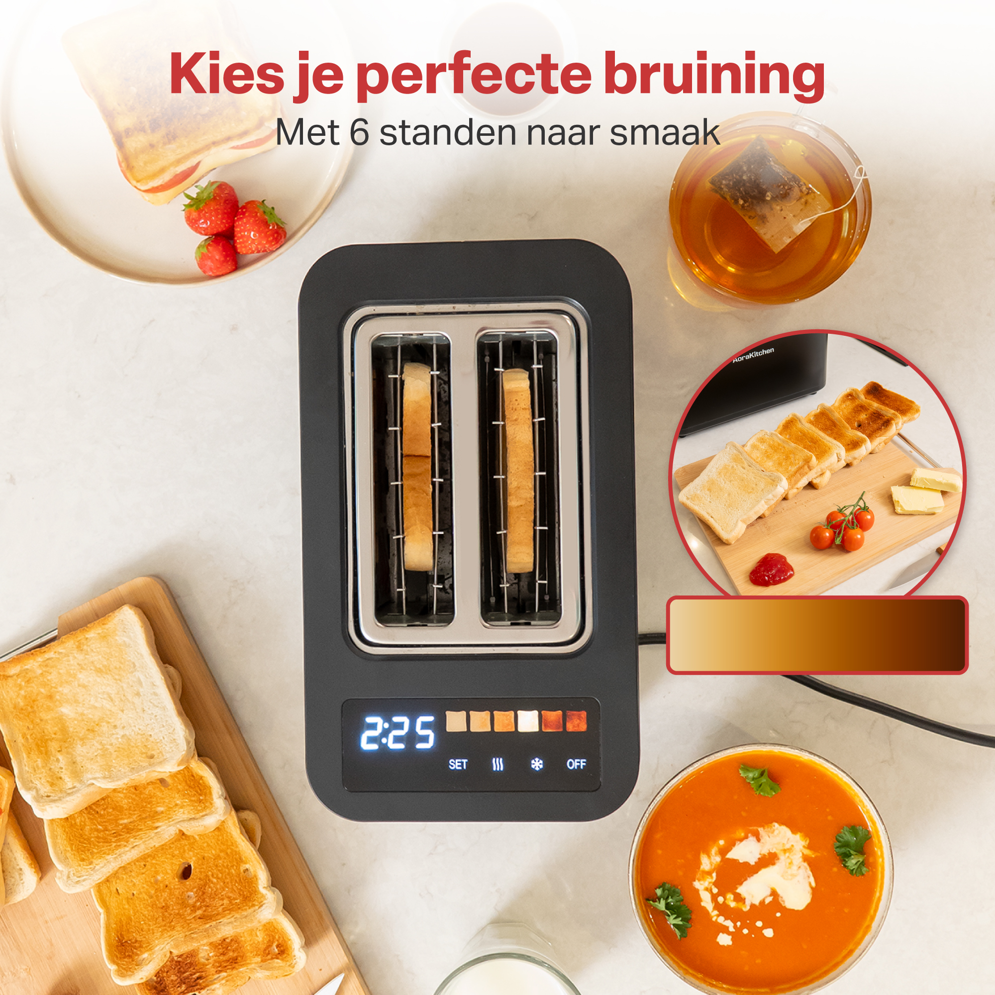 Een broodrooster met toast, thee, tomaten en soep op een aanrecht.