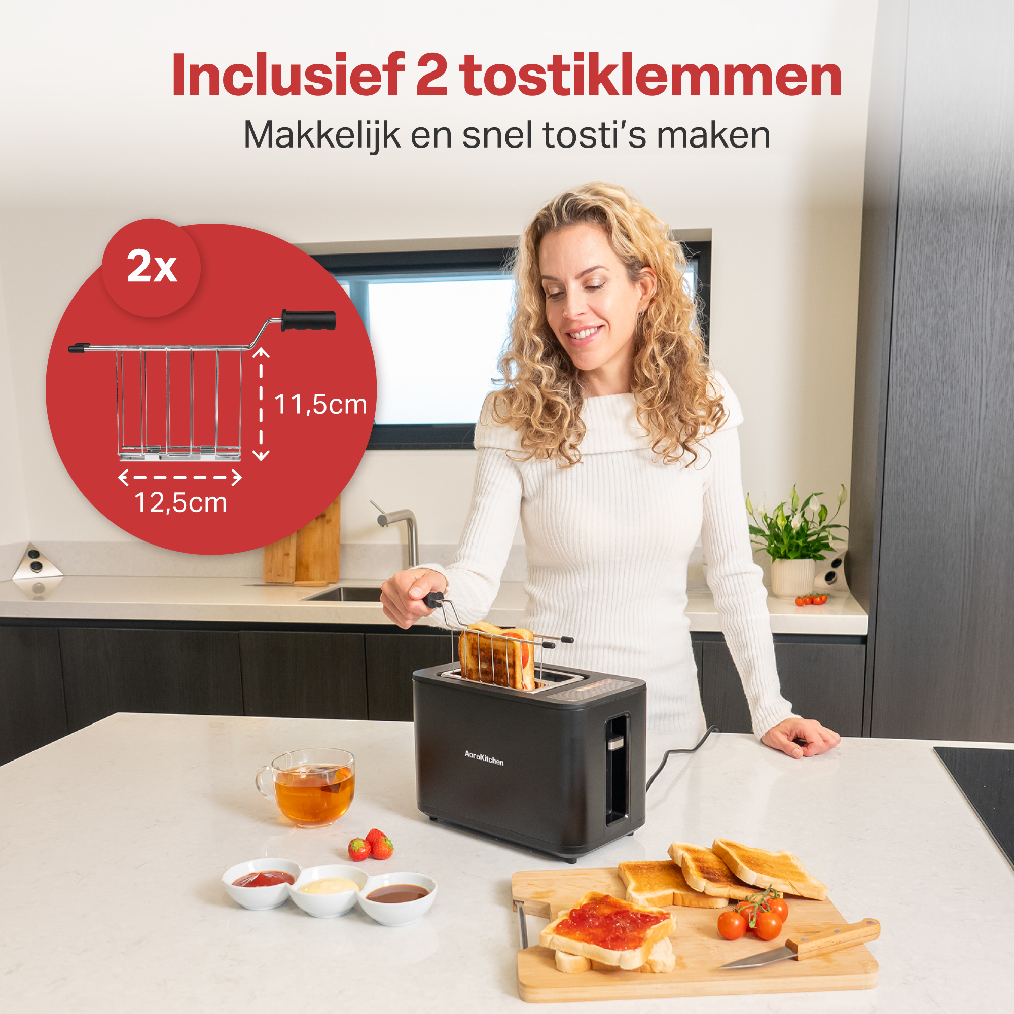 Vrouw maakt toast in een broodrooster; met sausjes, bessen, thee en toast ernaast.