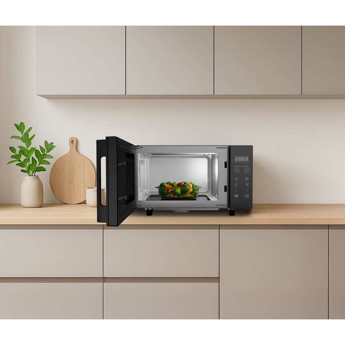 Un microonde nero aperto con verdure all'interno si trova su un piano di lavoro in legno.