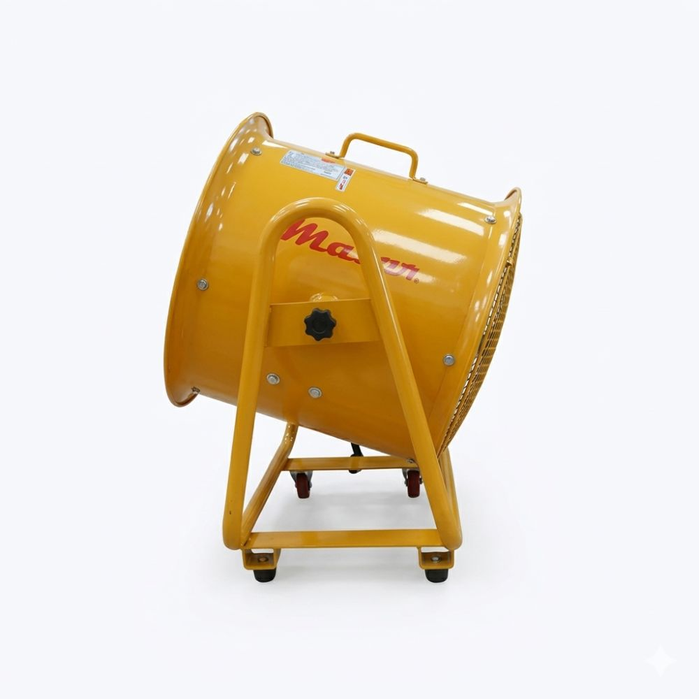 Un ventilador industrial portátil amarillo sobre un soporte con ruedas.