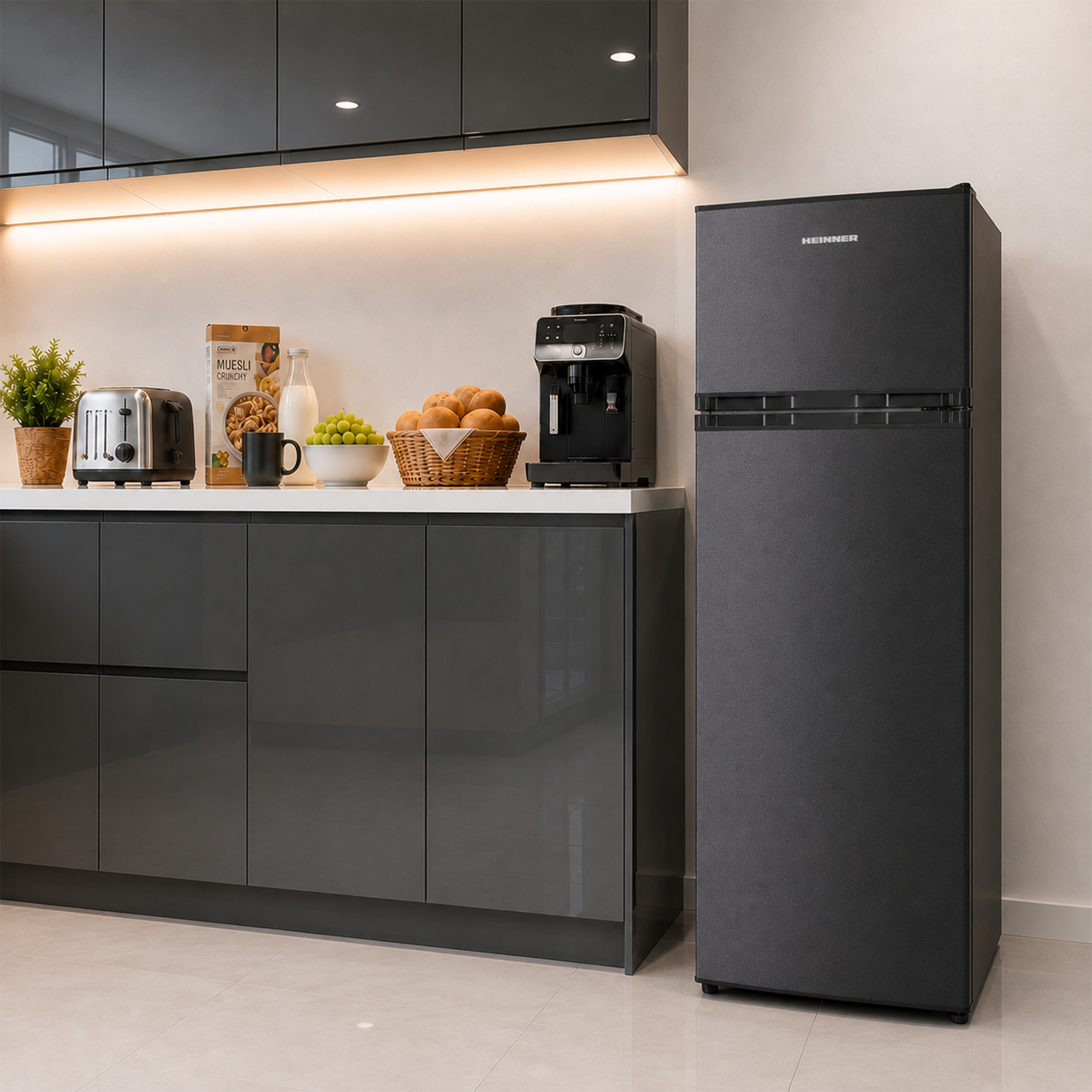 Een moderne keuken met donkergrijze kasten, een zwarte koelkast en een aanrecht met apparaten.