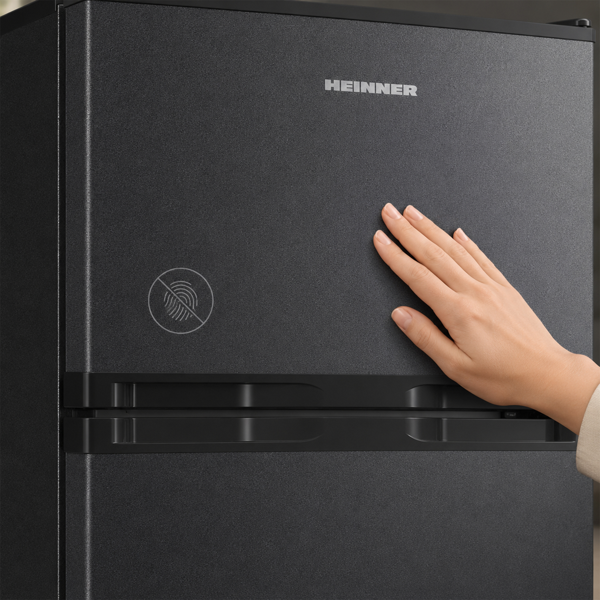 Een hand raakt een zwarte koelkastdeur aan met vingerafdruk-symbool.