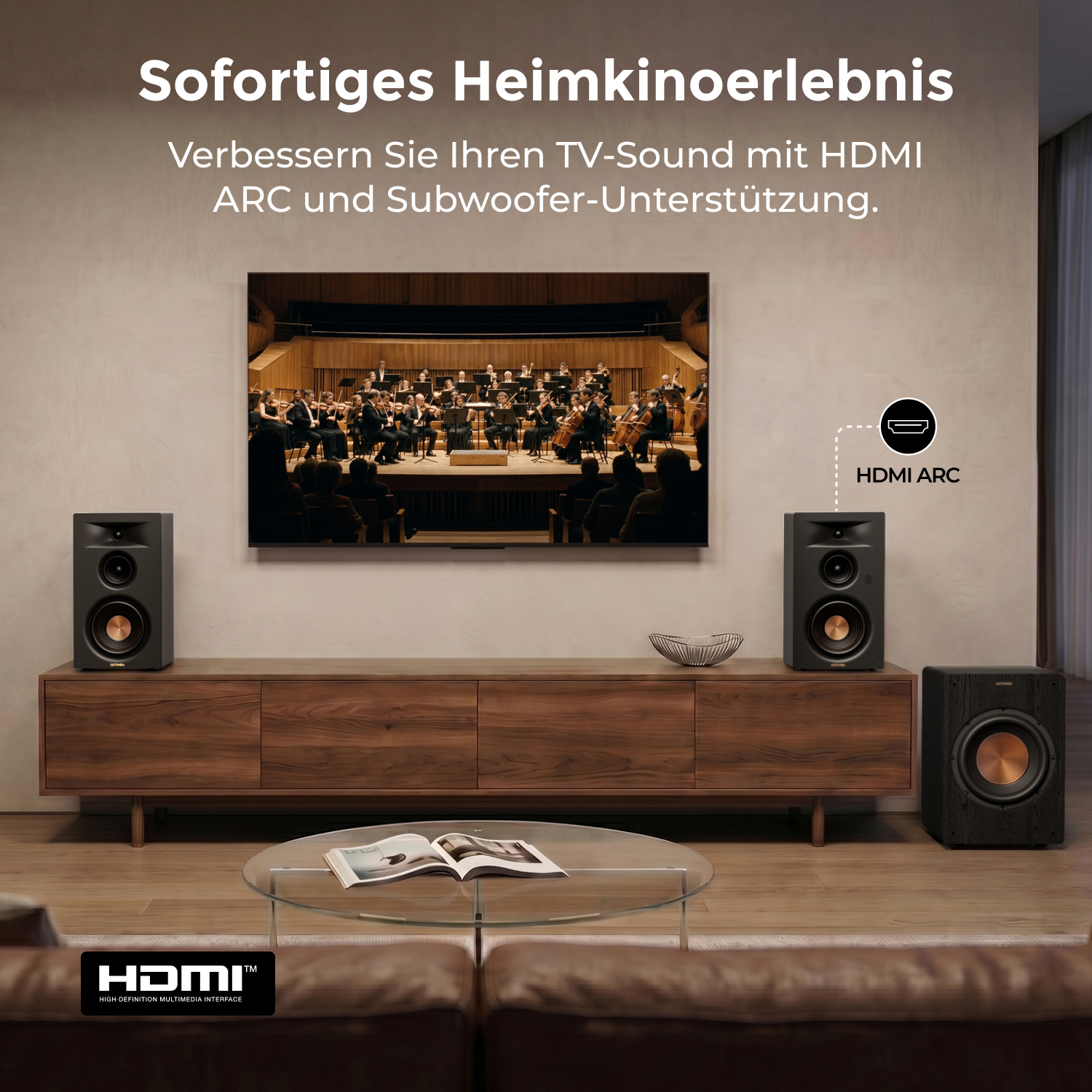 Ein Heimkino-Setup mit Fernseher, Lautsprechern und Subwoofer.