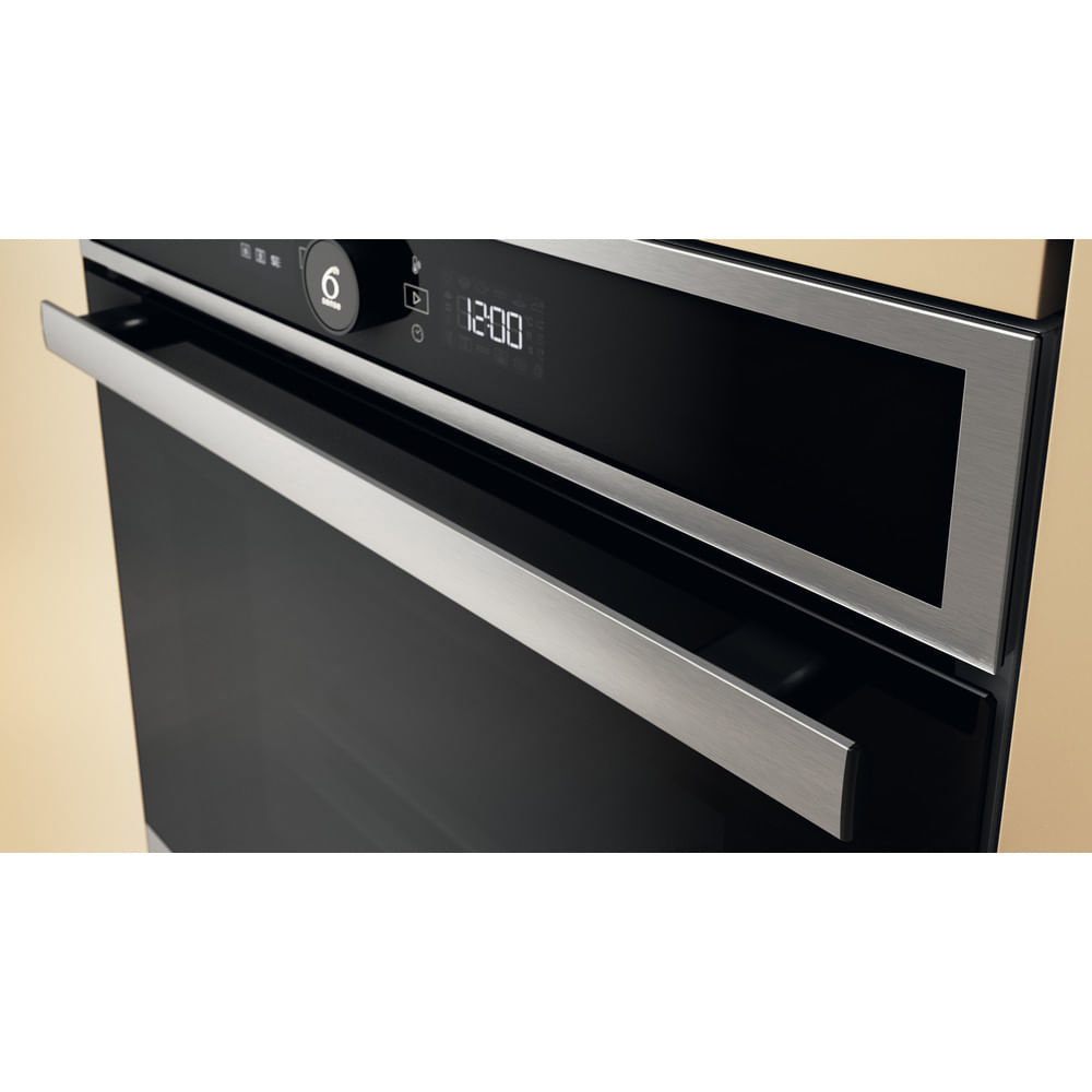 Un forno moderno con display digitale e maniglia argentata.