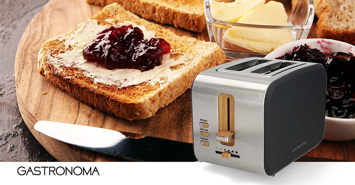 Een broodrooster met toast, jam en boter op een houten bord.