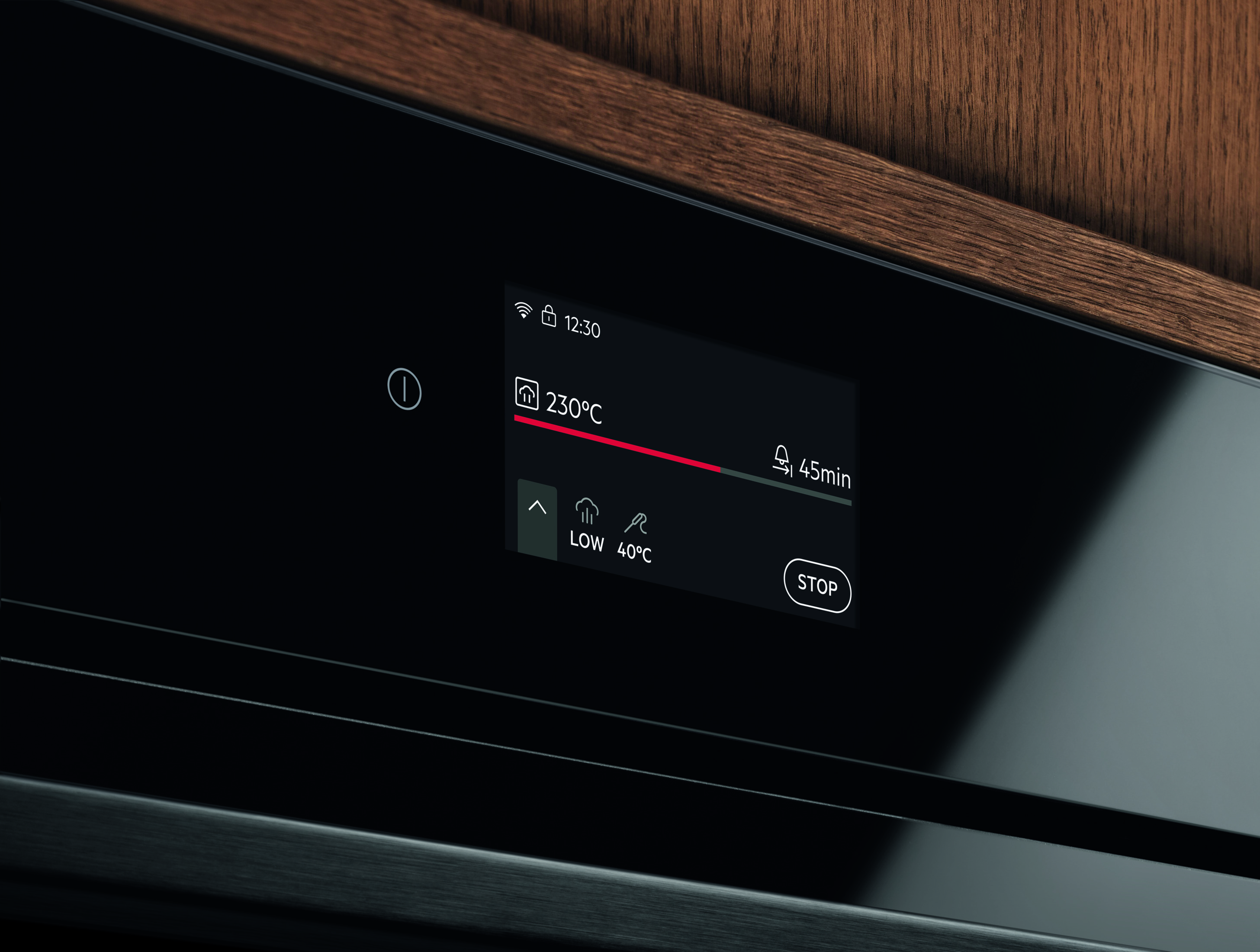 Display forno mostra 230°C, 45 min rimanenti, Basso 40°C. Pulsante Stop.