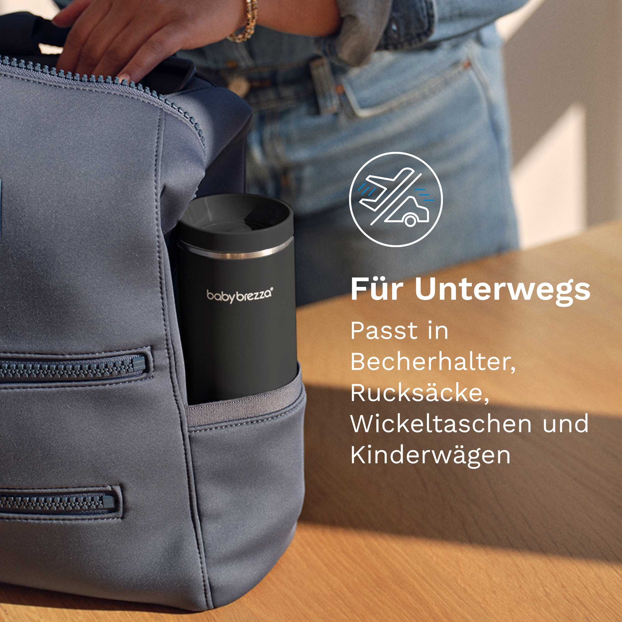 Schwarzer Becher im Seitenfach einer grauen Tasche. Text "Für Unterwegs".