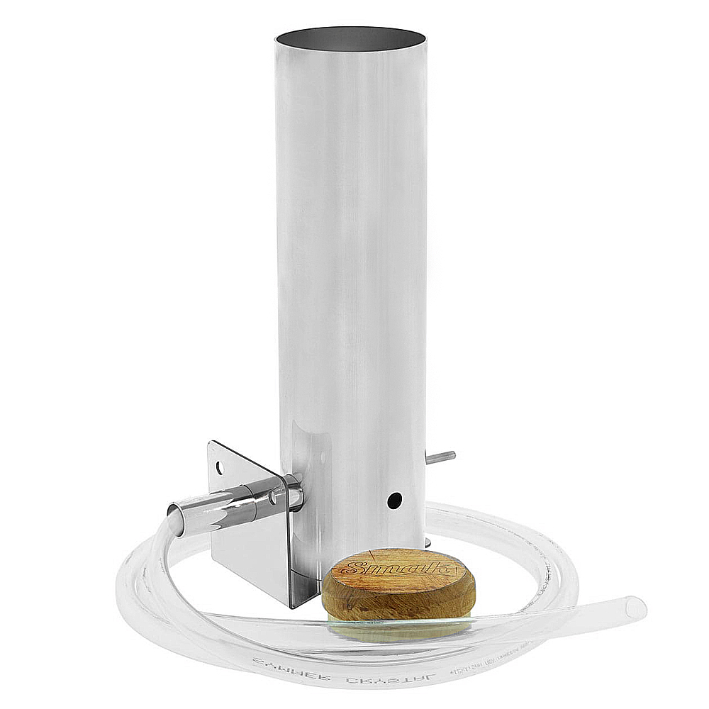 Ein silberner Räucherturm mit Holzdeckel und Schlauch.