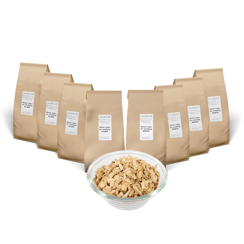 Mehrere braune Papiertüten mit Holzchips und eine Glasschüssel voller Chips.