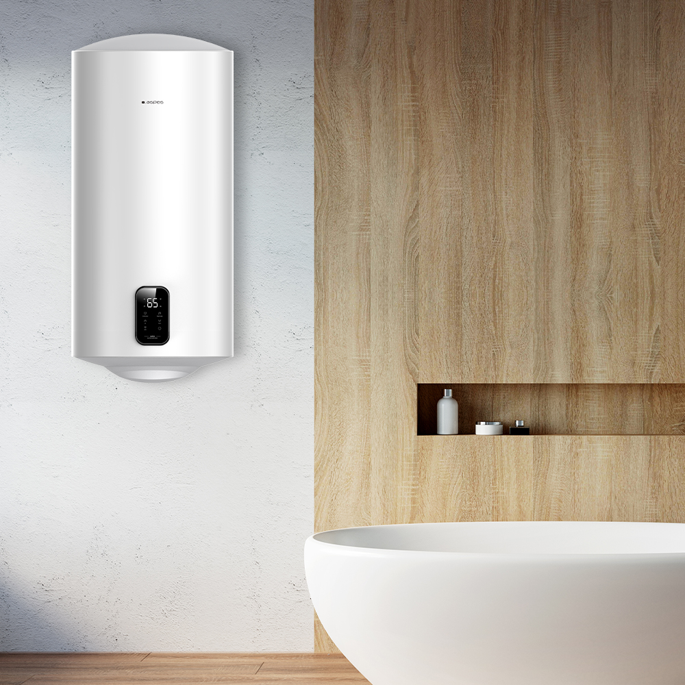 Un calentador de agua blanco con pantalla digital cuelga de una pared blanca junto a una bañera.