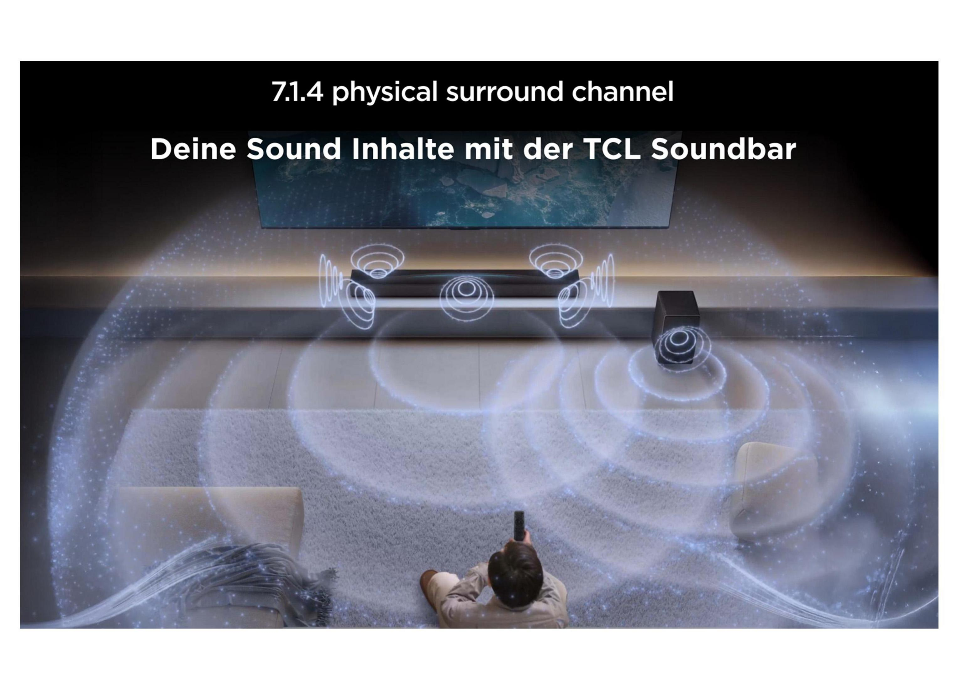 Mann sitzt auf Sofa und schaut Fernsehen, Soundwellen breiten sich aus.