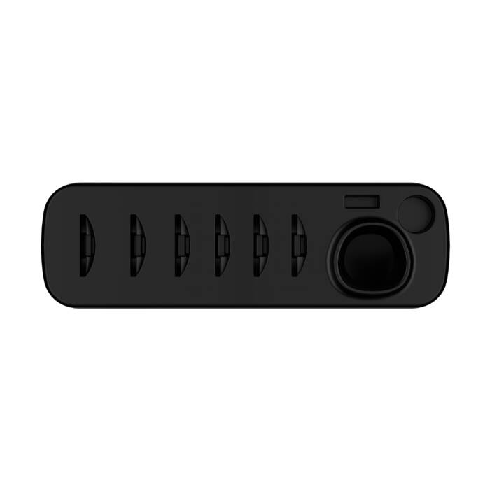 Dispositivo nero con più slot e un oggetto rotondo sul lato destro.