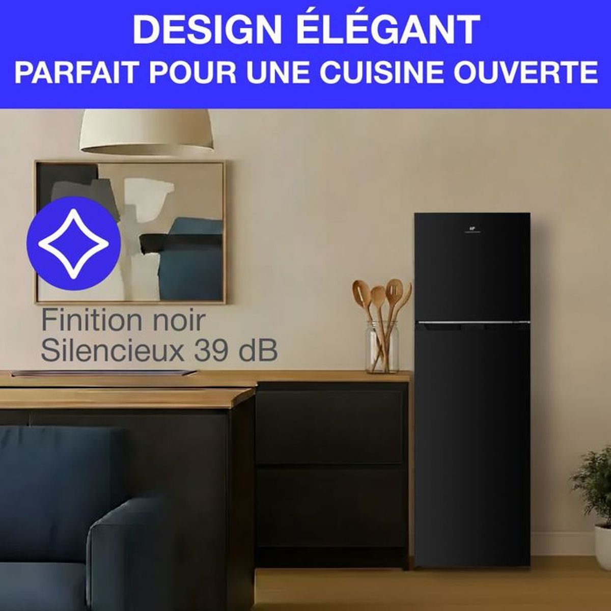 Schwarzer Kühlschrank in moderner Küche mit Kunstwerk und Sofa.