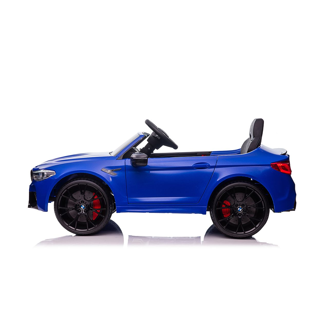 Ein blauer Spielzeug-Sportwagen mit schwarzen Felgen und roten Bremssätteln.