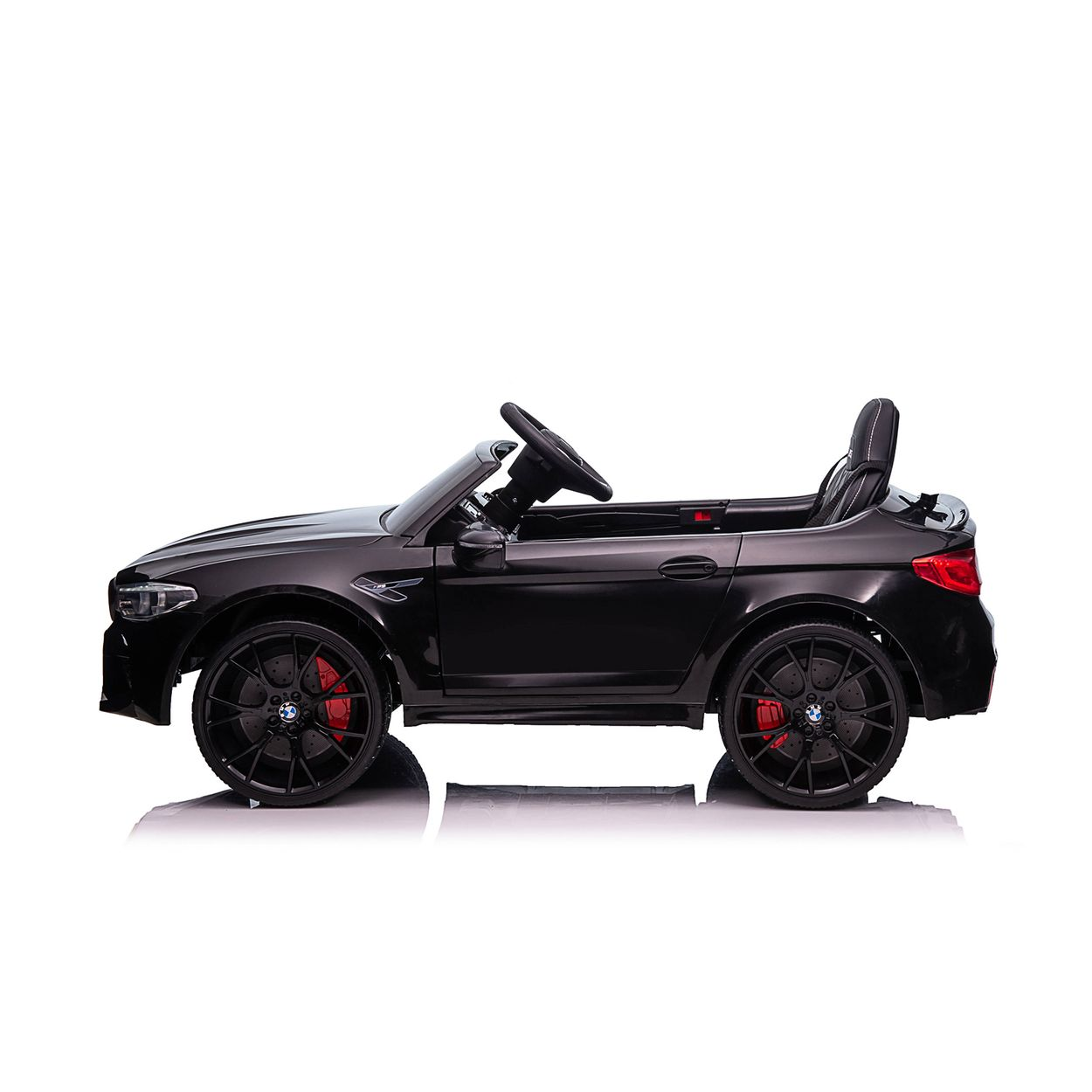 Schwarzes Spielzeugauto mit roten Bremssätteln, Seitenansicht.