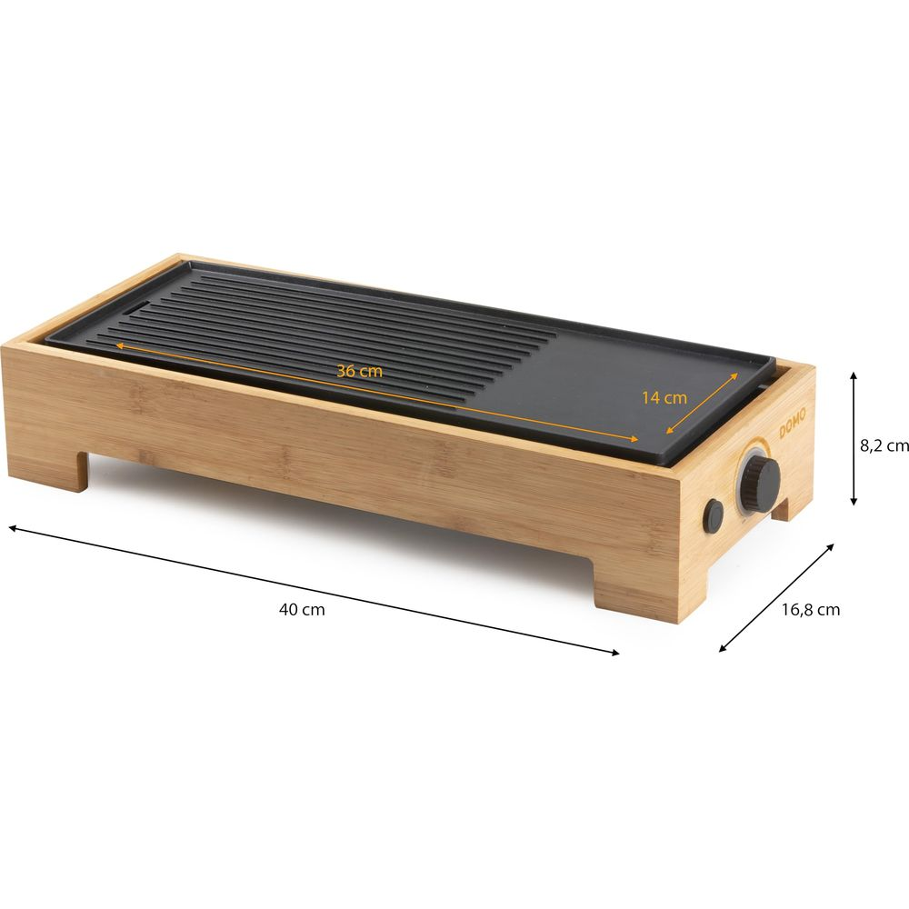 Ein elektrischer Grill mit Holzsockel, Maße sind angegeben.