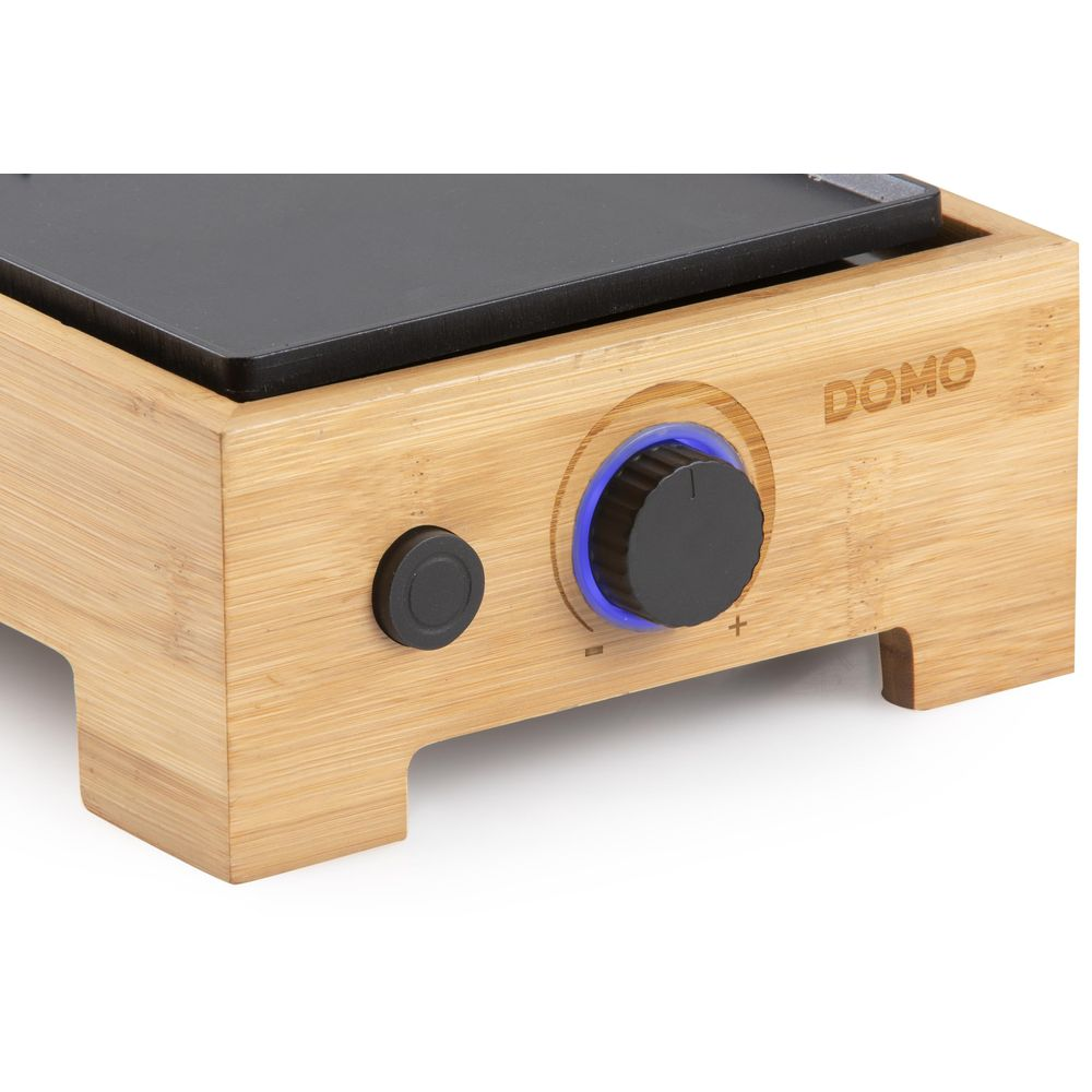 Ein Domo Elektrogrill mit Holzgehäuse, schwarzer Grillplatte und Drehreglern.