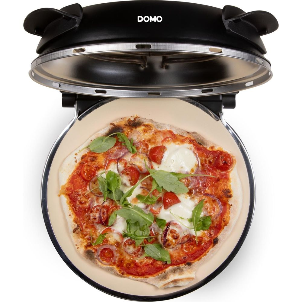 Eine geöffnete Pizzaofen mit einer fertigen Pizza mit Tomaten, Mozzarella und Rucola.