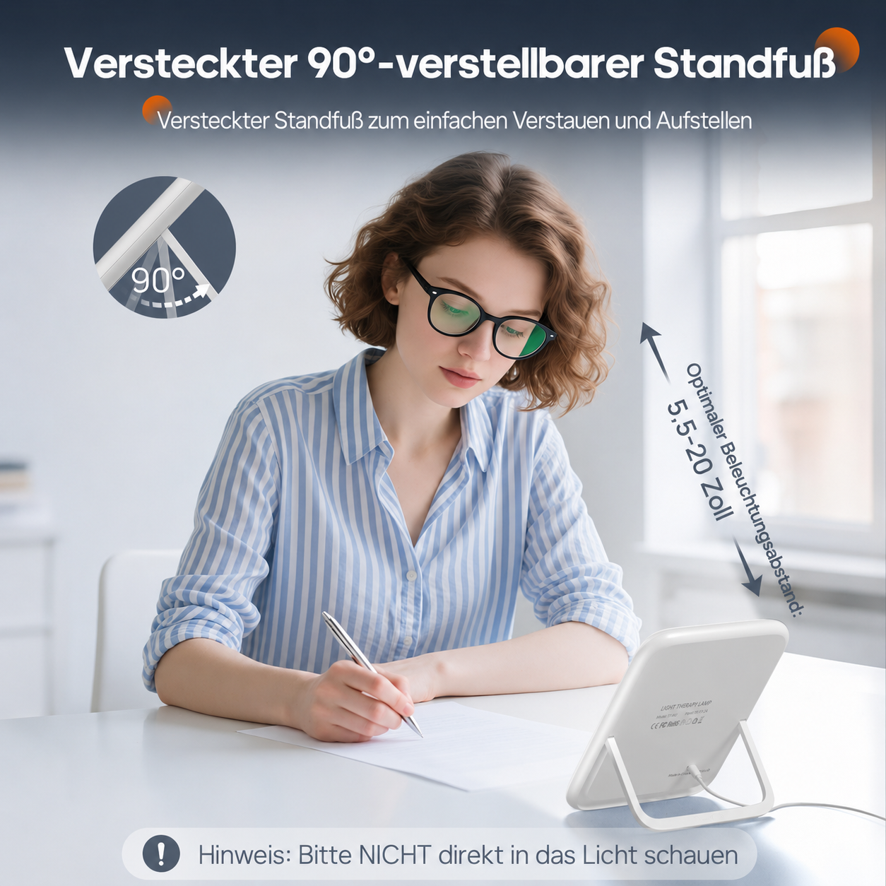 Frau schreibt am Schreibtisch, neben ihr steht eine Lampe mit 90° verstellbarem Fuß.
