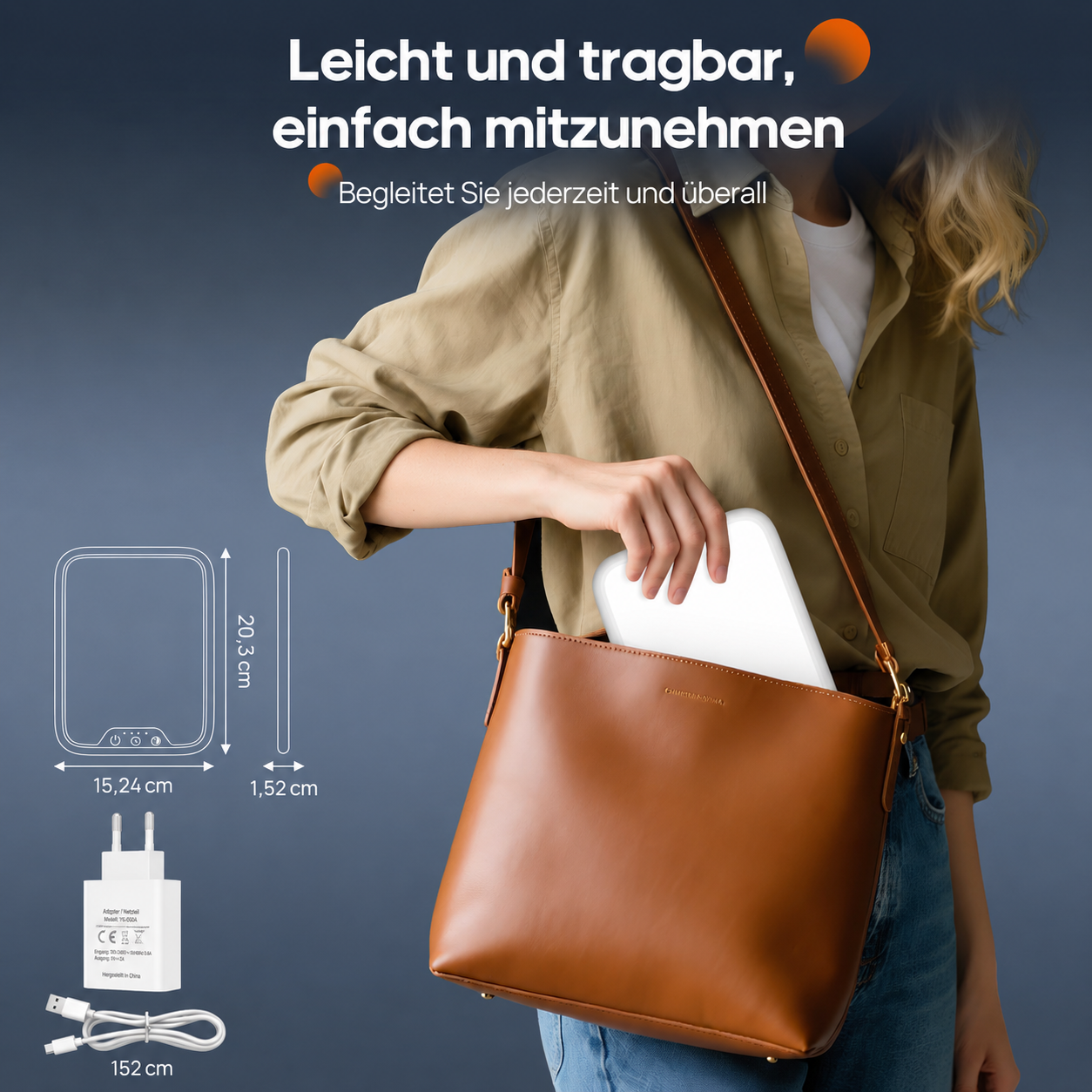 Eine Frau packt ein weißes Gerät in eine braune Tasche. Links sind Maße und ein Ladegerät.