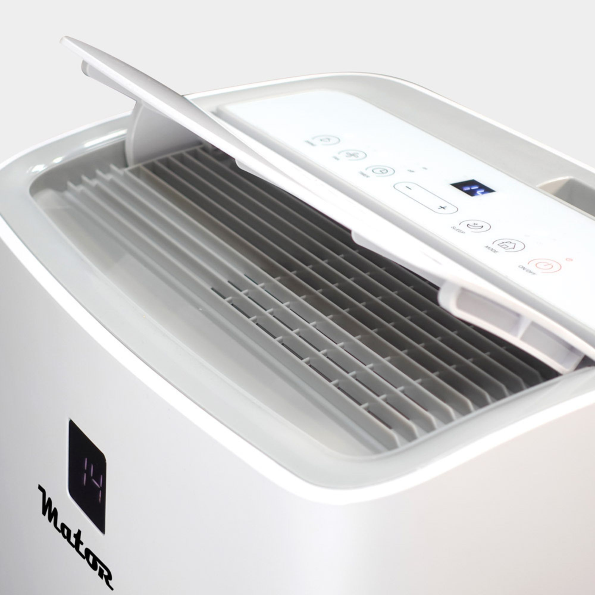 Un deshumidificador blanco con rejilla de ventilación y panel de control.