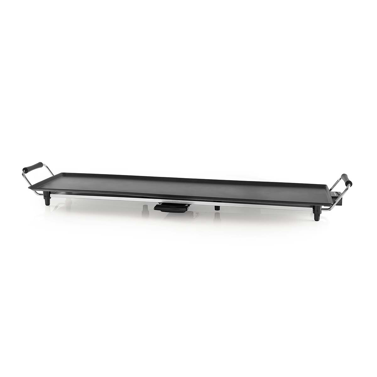 Een lange, zwarte elektrische bakplaat met een zilverkleurig frame en zwarte handvatten.