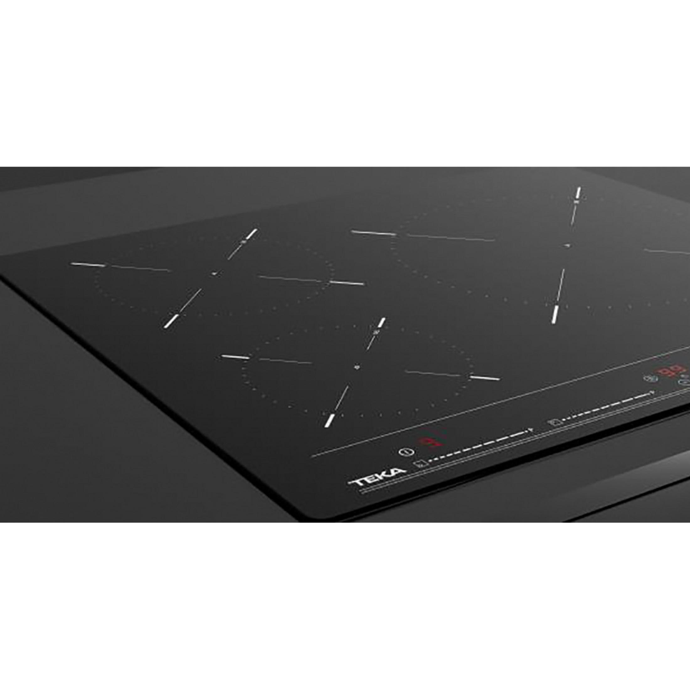 Placa de inducción negra con cuatro zonas de cocción y controles táctiles.
