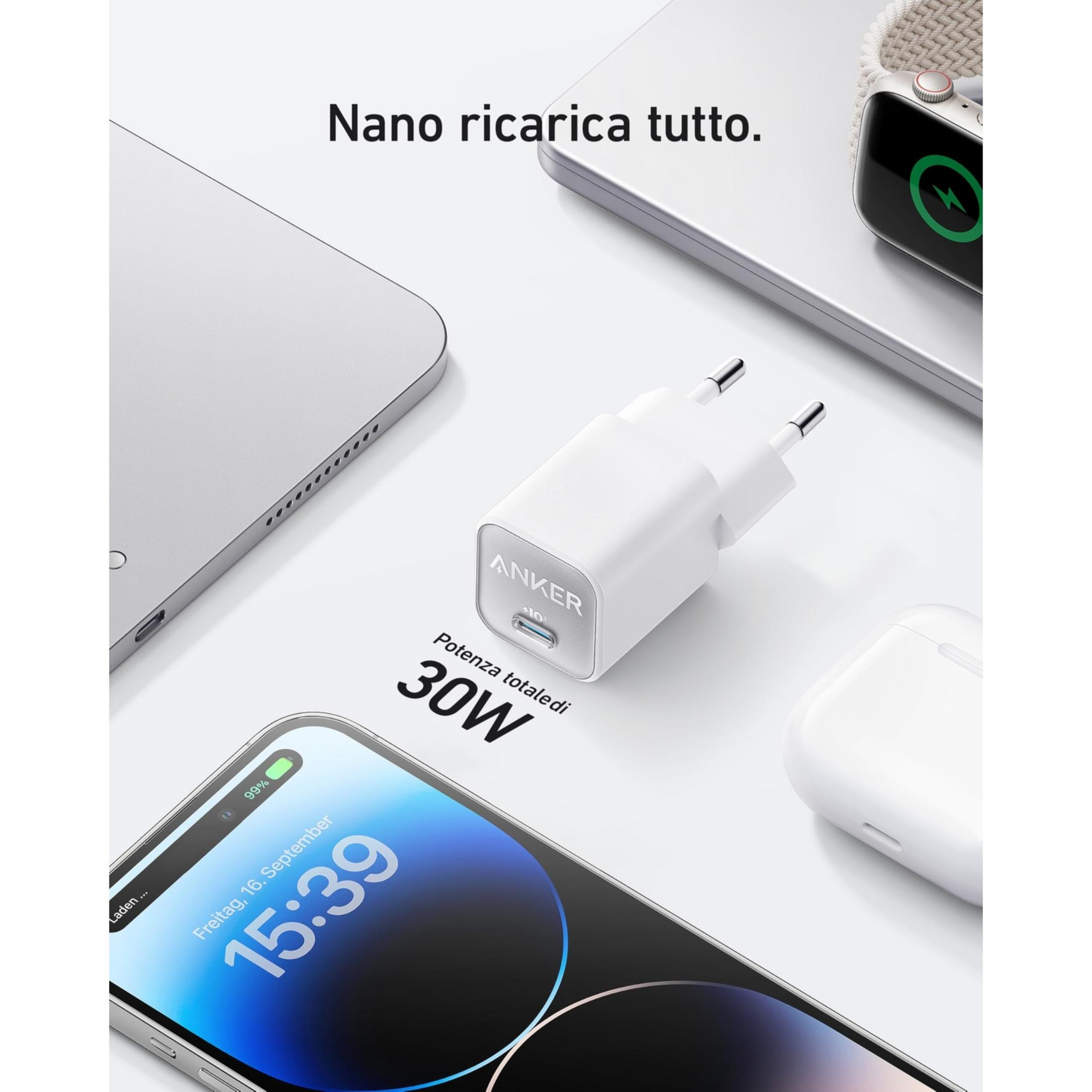 Ein weißes Anker 30W Ladegerät neben einem Smartphone, Laptop und Smartwatch.