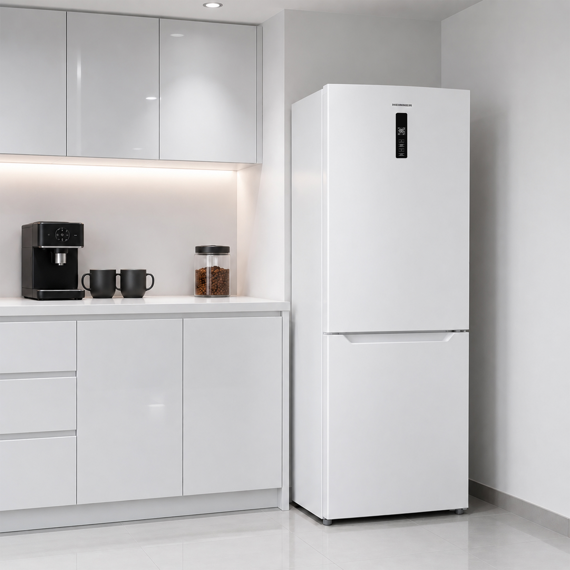 Eine weiße Küche mit einem Kühlschrank, Kaffeemaschine, Tassen und Bohnenglas.