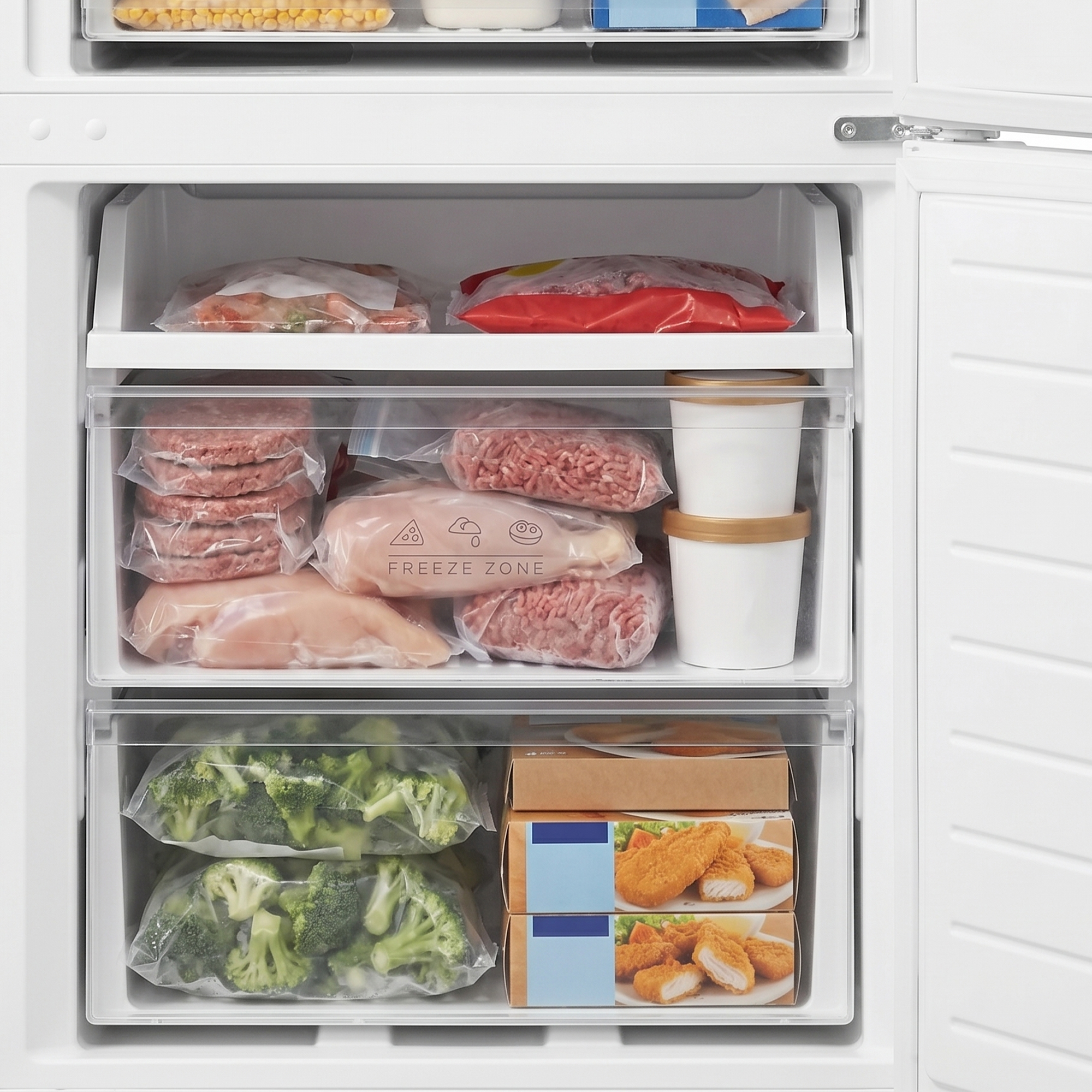 Gefrierschrank mit gefrorenem Mais, Fleisch, Hähnchen, Brokkoli und Nuggets.