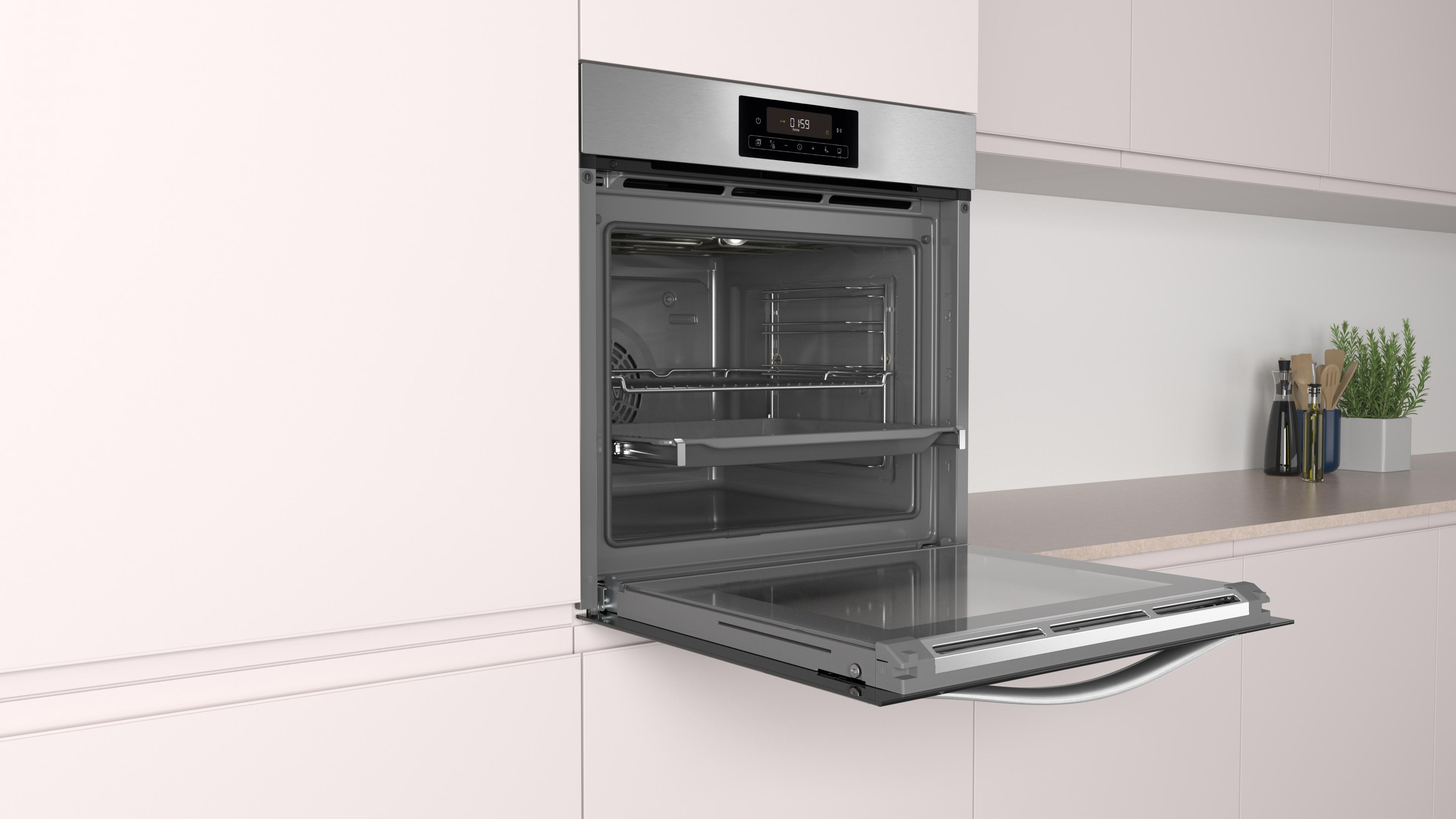 Horno abierto de acero inoxidable con pantalla digital y puerta de cristal entreabierta.